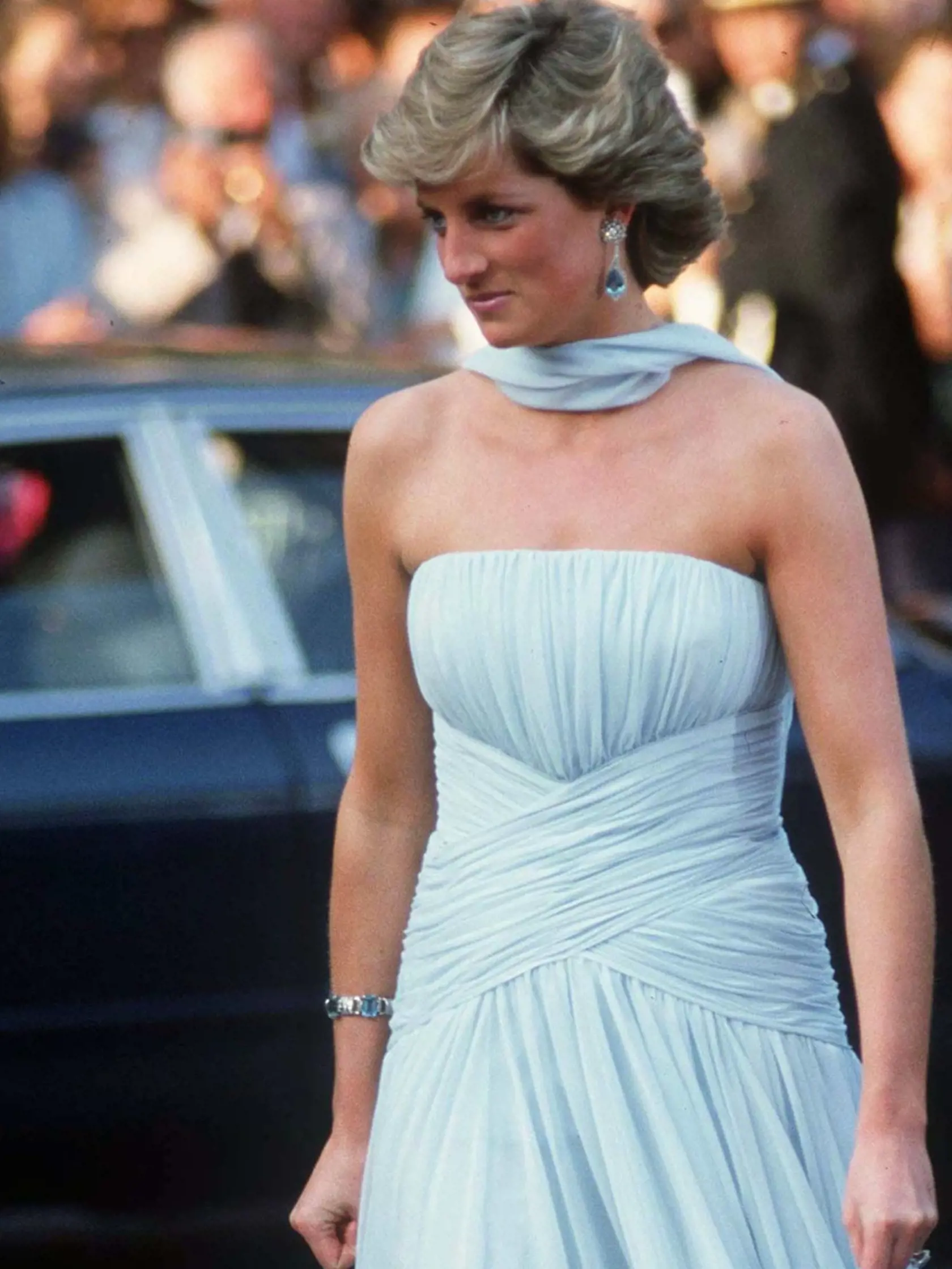 V roku 1987 zavítala do Cannes na filmový festival aj princezná Diana († 36), ktorá by nedávno oslávila svoje 60. narodeniny. Pred tým, než si dala Diana svoje krásne šaty na slávnostnú večeru, pricestovala na festival v bielom sáčku a modrej, vzorovanej sukni, taktiež z kolekcie Catherine Walker.