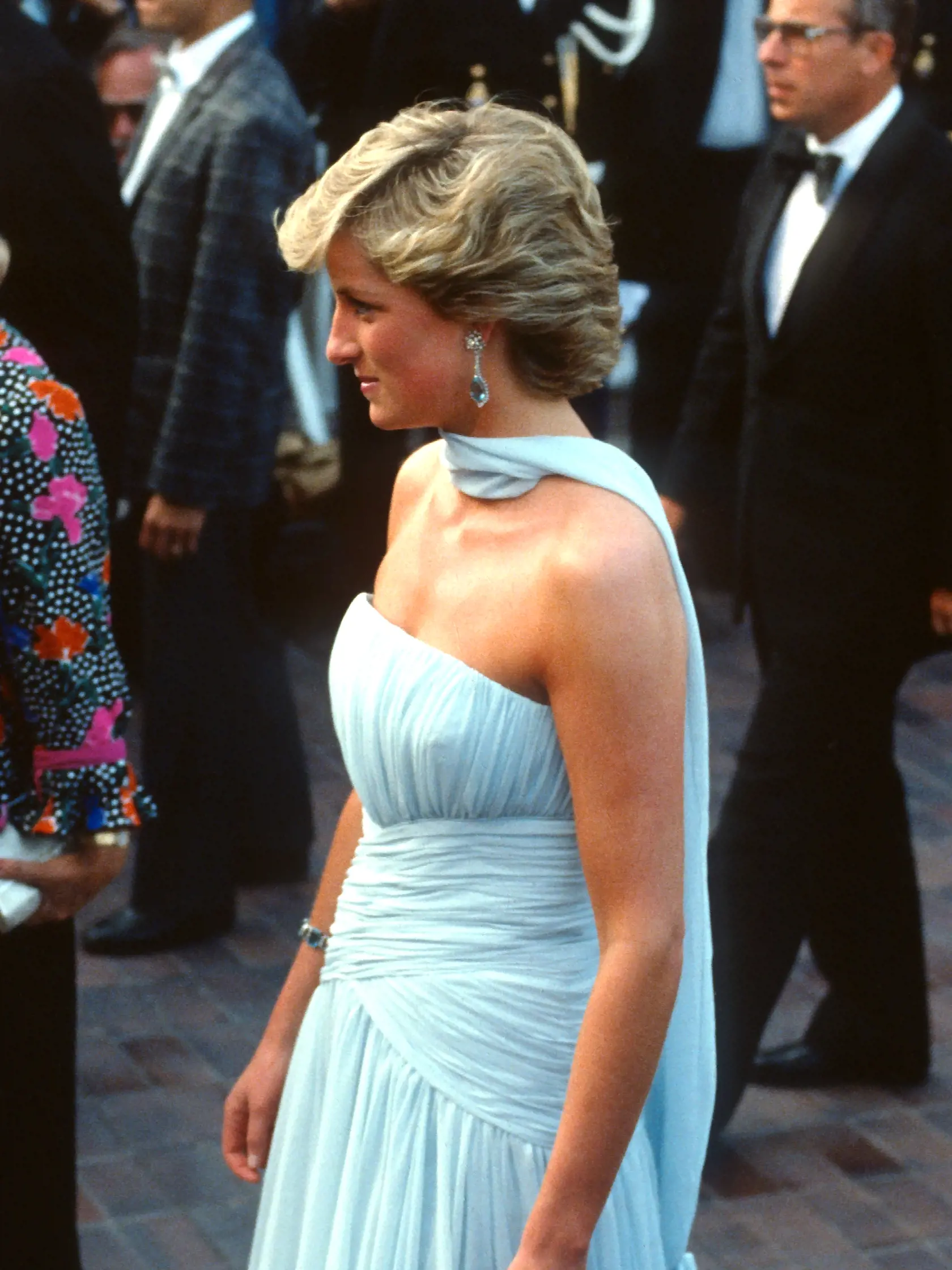 V roku 1987 zavítala do Cannes na filmový festival aj princezná Diana († 36), ktorá by nedávno oslávila svoje 60. narodeniny. Pred tým, než si dala Diana svoje krásne šaty na slávnostnú večeru, pricestovala na festival v bielom sáčku a modrej, vzorovanej sukni, taktiež z kolekcie Catherine Walker.