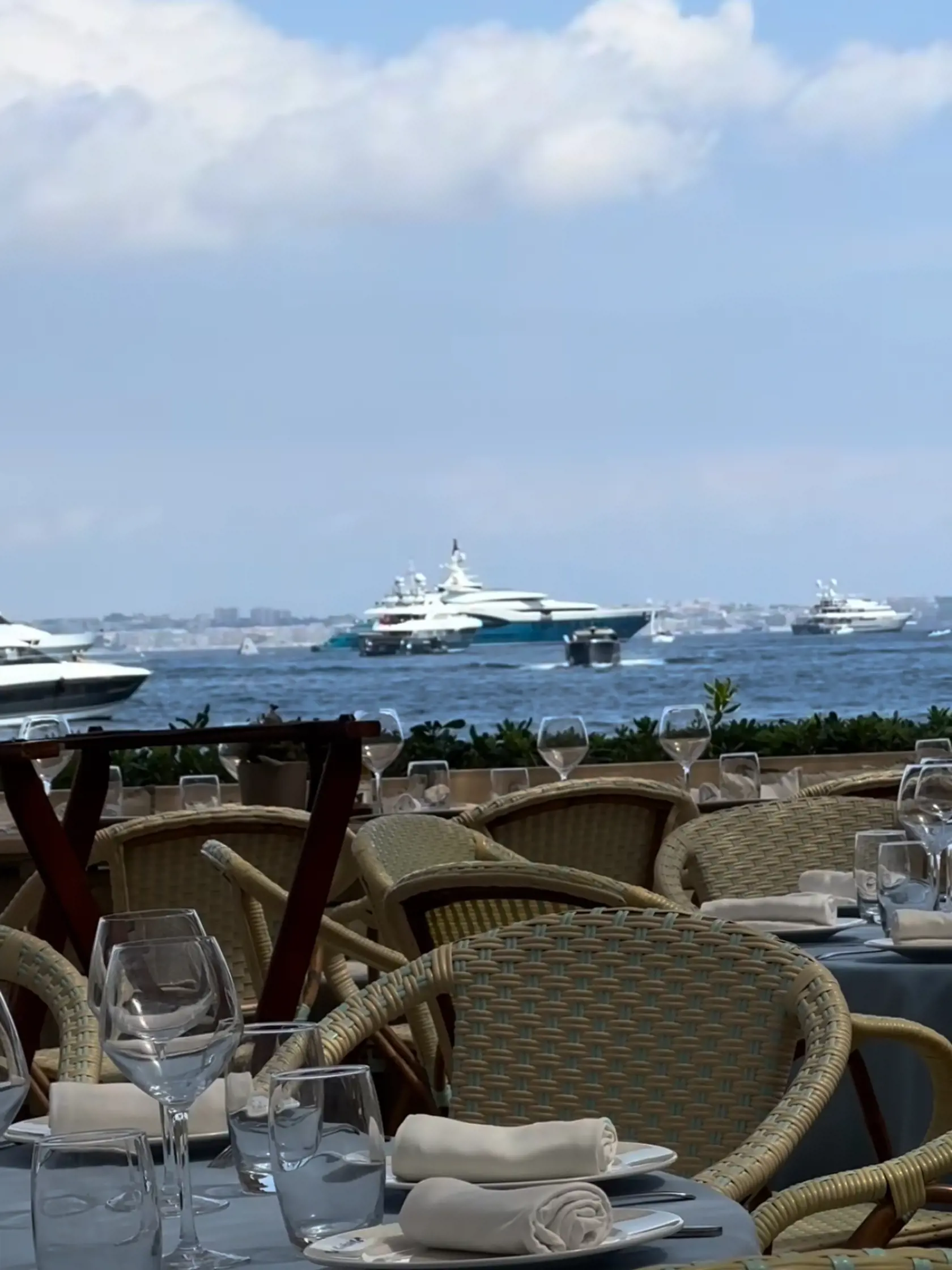 Cibulková vyrazila do francúzskeho prímorského mesta Cannes a obklopila sa veľkým luxusom.