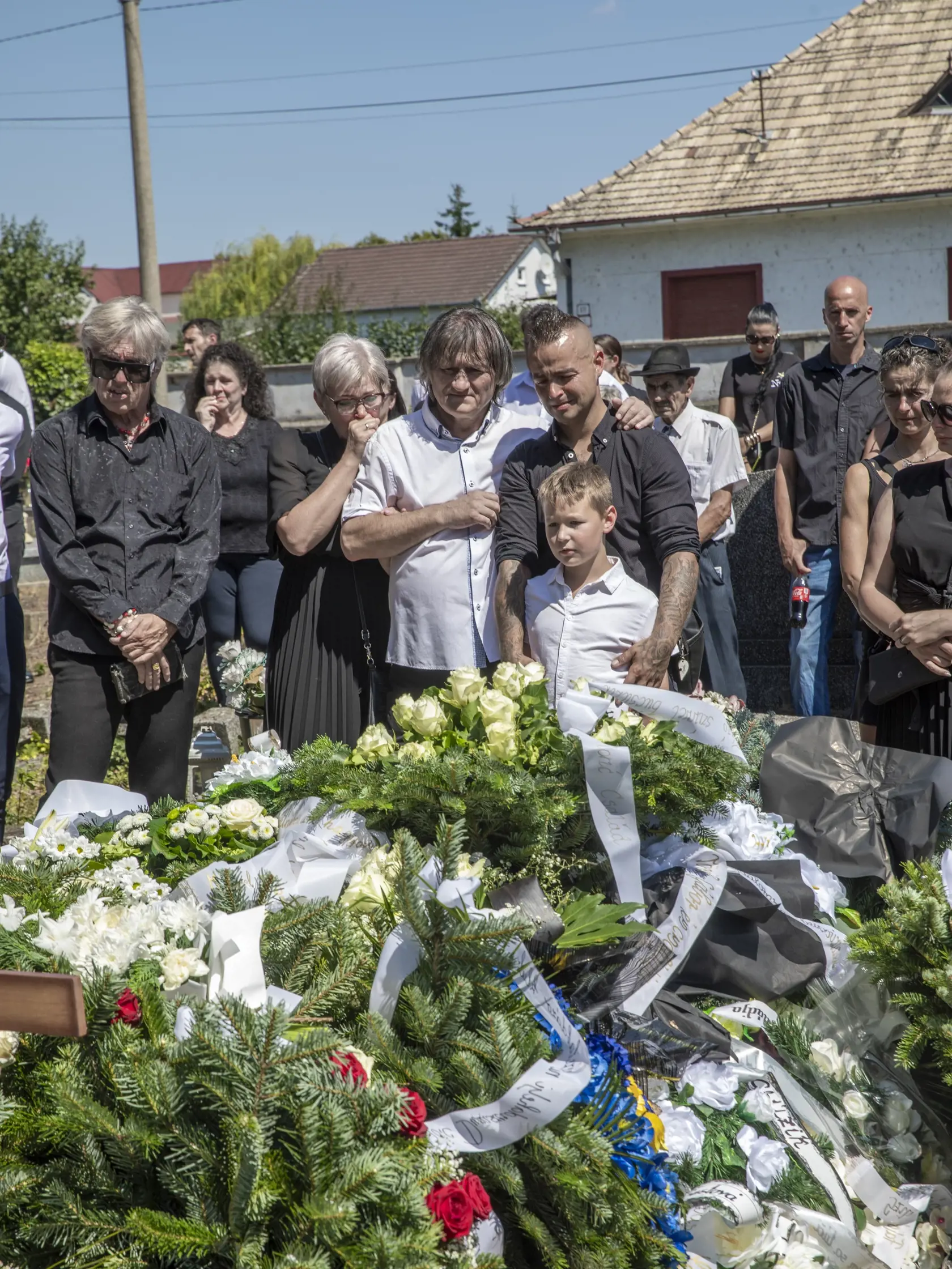 Na snímke je pohreb mladej ženy v Štúrove. Hádzanárke Cyntii, ktorú našli zabalenú v igelite, dnes povedali posledné zbohom.