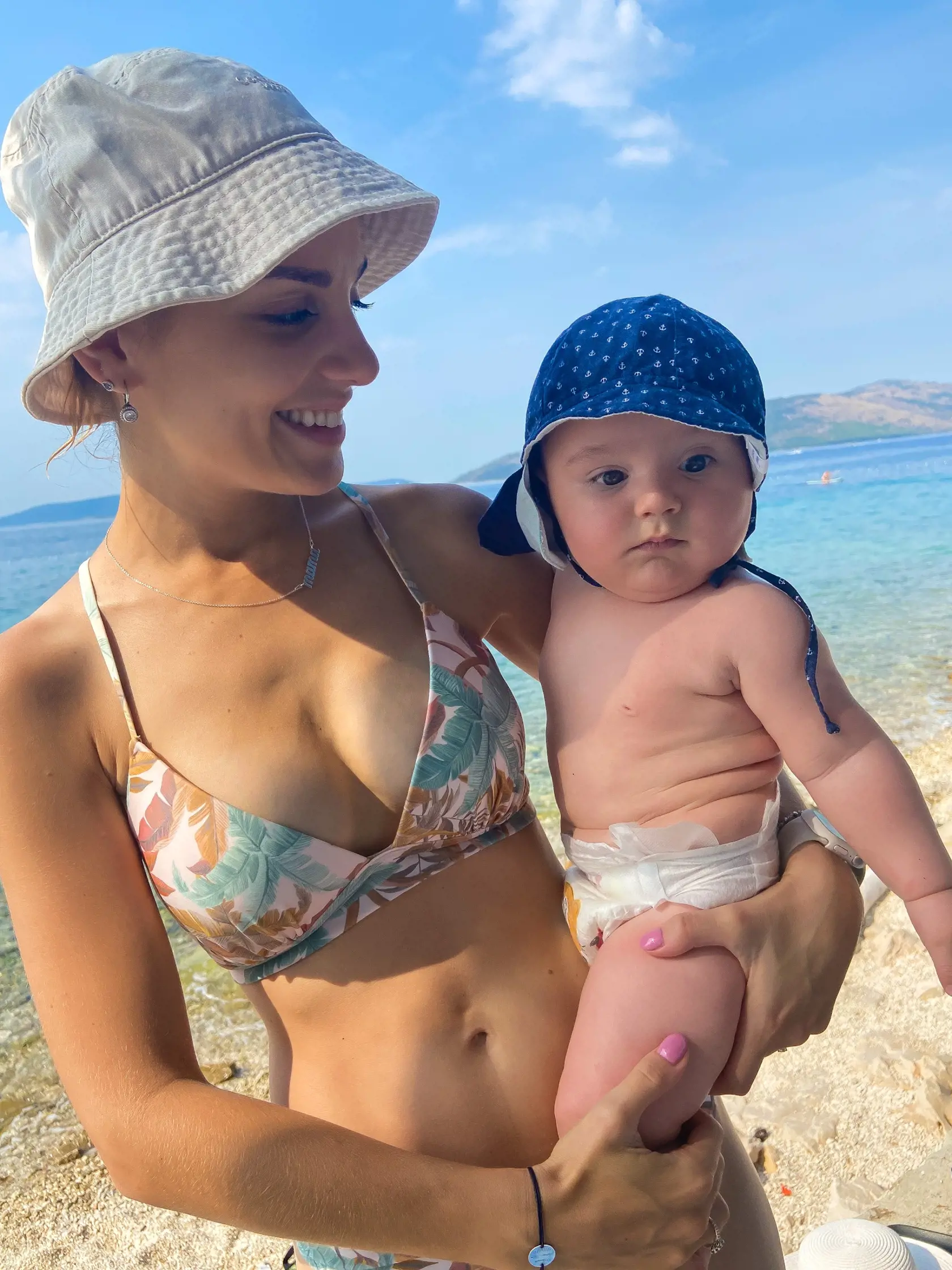 Dominika Jurena so synom Miškom na prvej dovolenke.