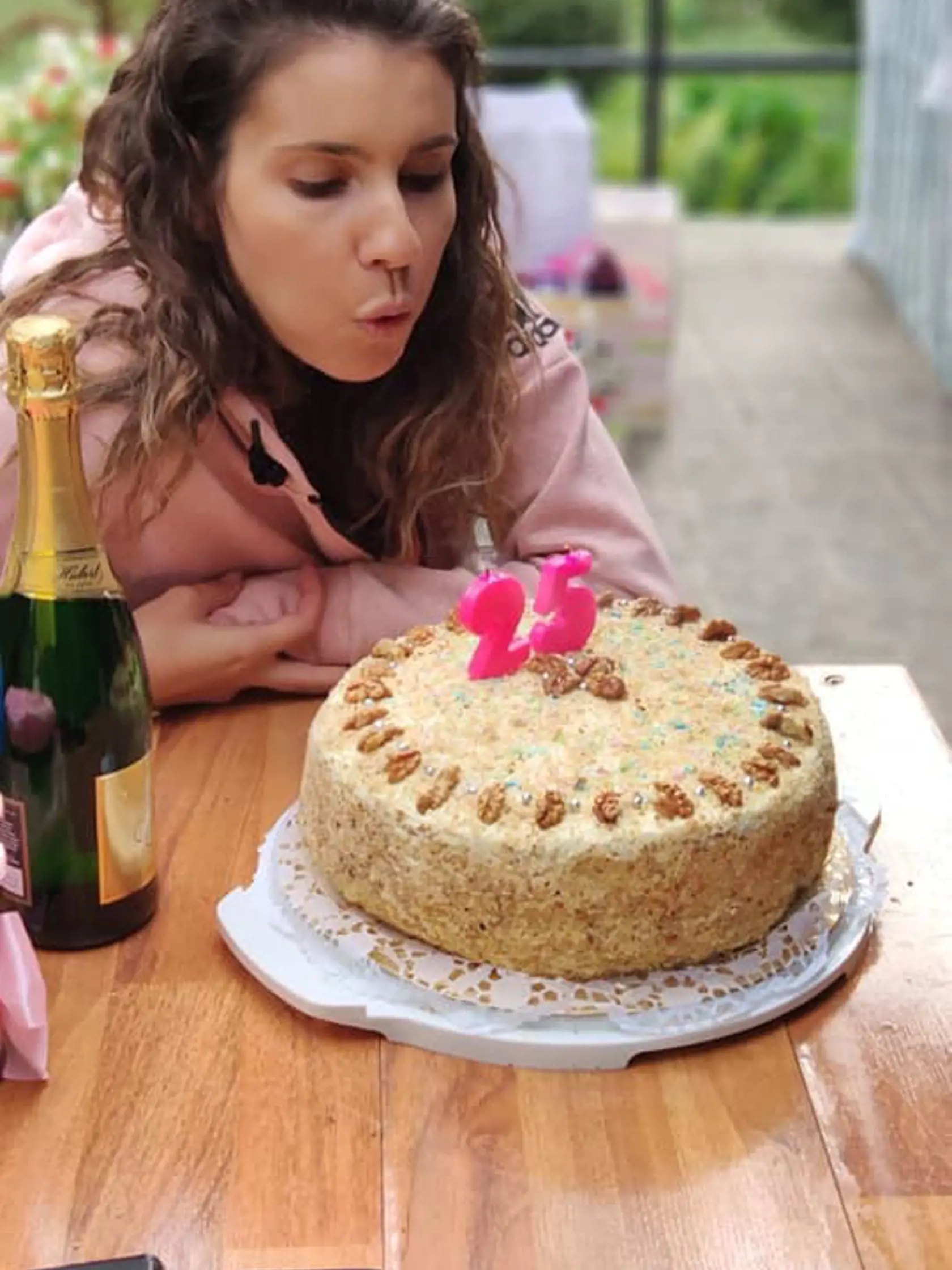 Katka netušila, že toto je poslednýkrát, čo sfukuje sviečky na narodeninovej torte.