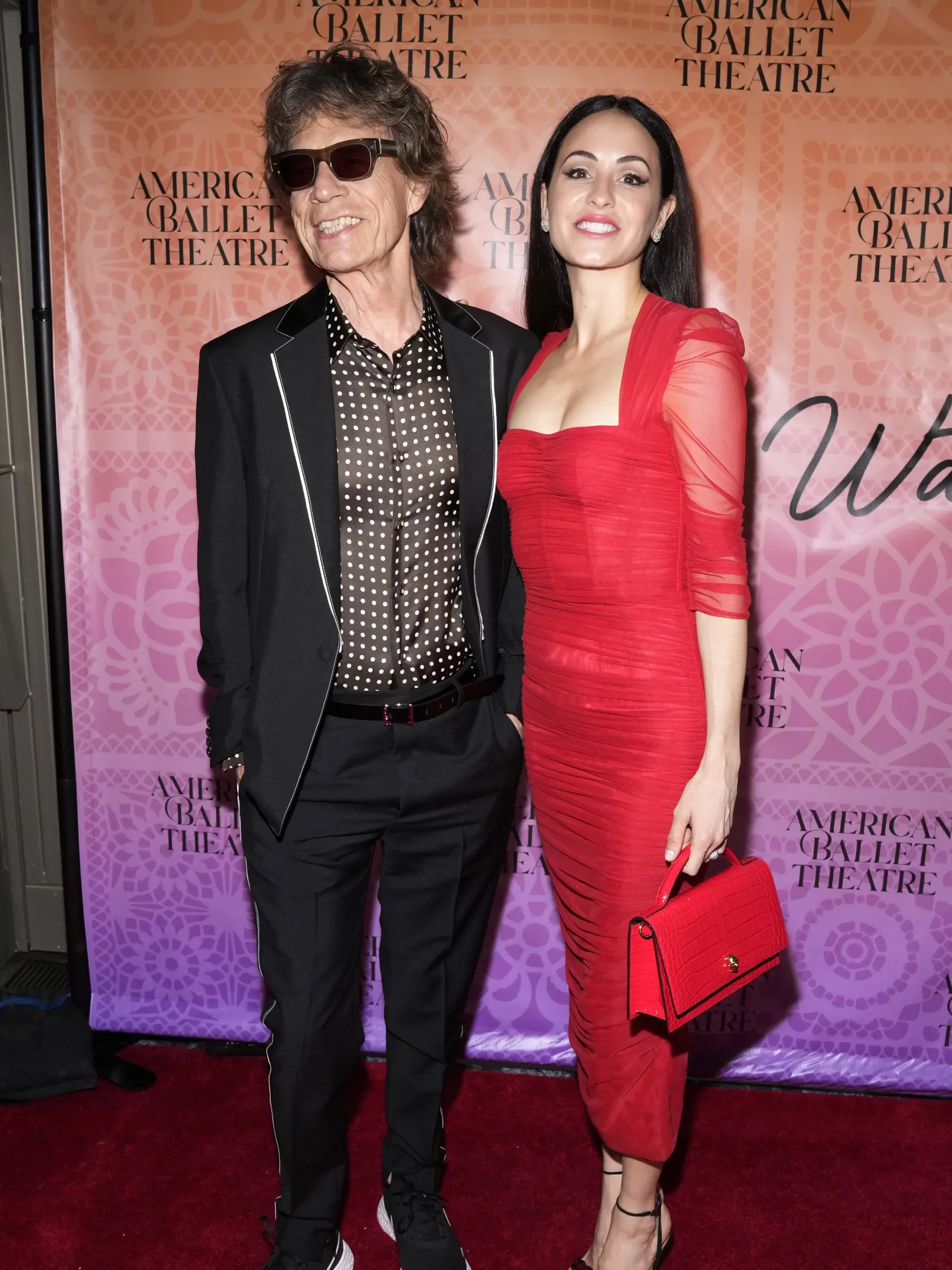 EBE 19 New York - Na snímke zľava spevák britskej rockovej skupiny Rolling Stones Mick Jagger a jeho partnerka  Melanie Hamricková prichádzajú na galavečer American Ballet Theatre a premiéru filmu „Like Water for Chocolate“ v David Geffen Hall v Lincolnovom centre v New Yorku v noci na 23. júna 2023. FOTO TASR/AP

Mick Jagger and Melanie Hamrick attend the American Ballet Theatre June gala and premiere of "Like Water for Chocolate" at David Geffen Hall at Lincoln Center on Thursday, June 22, 202