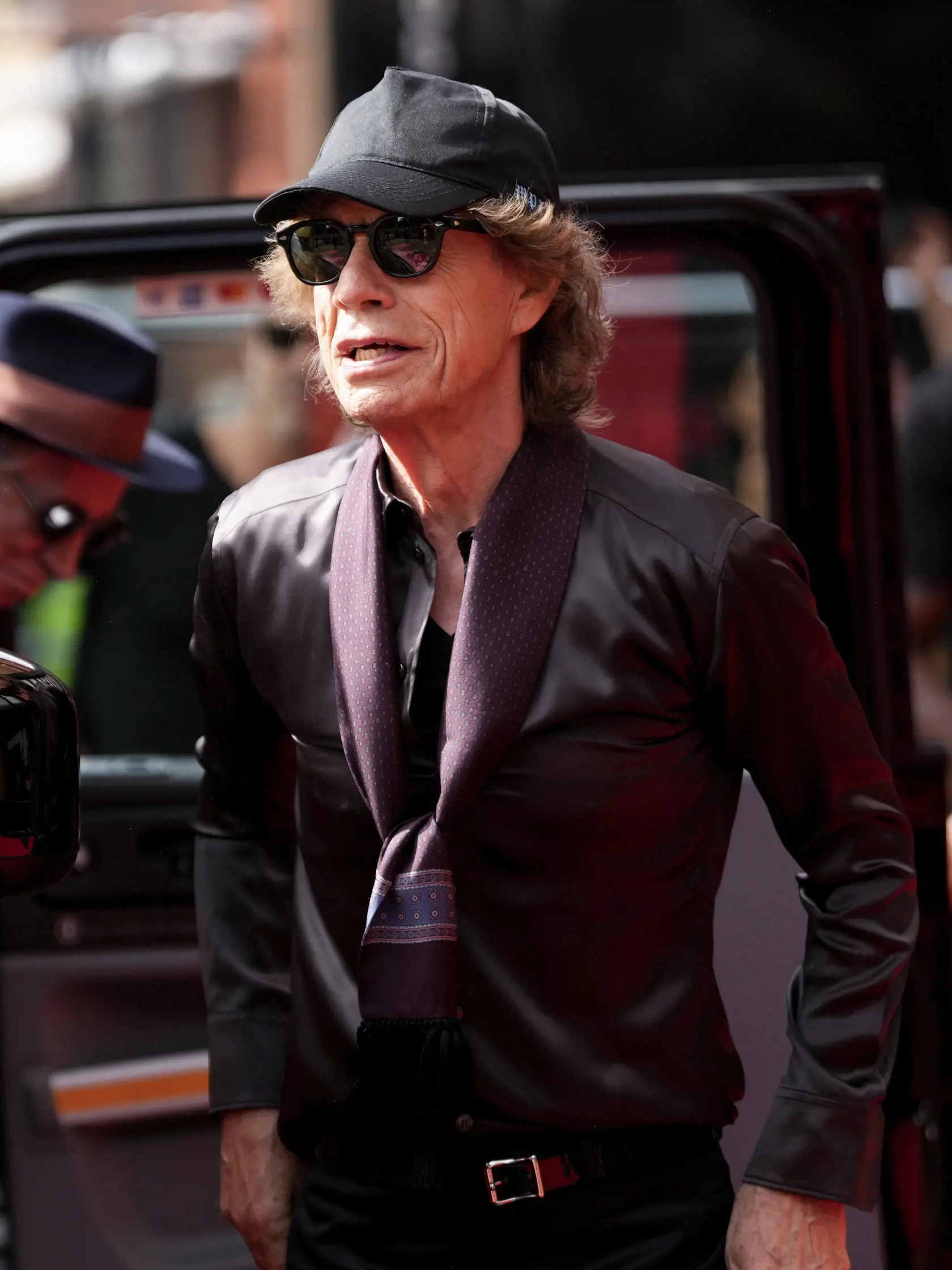 KK16 Londýn - Mick Jagger zo skupiny The Rolling Stones prichádza v stredu 6. septembra 2023 v Londýne. Britská rocková skupina The Rolling Stones sa chystá zverejniť podrobnosti o svojej novej LP platni "Hackney Diamonds", ktorá je ich prvým štúdiovým albumom s pôvodným materiálom od roku 2005.  Členovia skupiny Mick Jagger (80), Keith Richards (79) a Ronnie Wood (76) poskytnú v stredu rozhovor o novom materiáli americkému televíznemu moderátorovi Jimmymu Fallonovi. FOTO TASR/AP
Mick Jagger arr