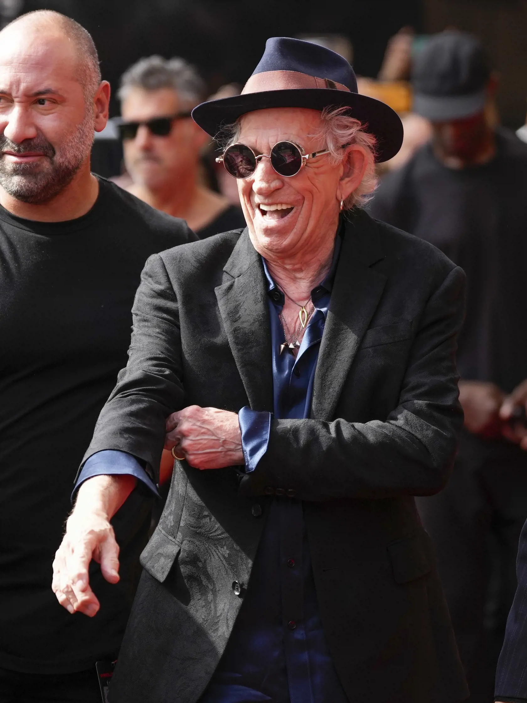 KK15 Londýn - Keith Richards zo skupiny The Rolling Stones prichádza v stredu 6. septembra 2023 v Londýne. Britská rocková skupina The Rolling Stones sa chystá zverejniť podrobnosti o svojej novej LP platni "Hackney Diamonds", ktorá je ich prvým štúdiovým albumom s pôvodným materiálom od roku 2005.  Členovia skupiny Mick Jagger (80), Keith Richards (79) a Ronnie Wood (76) poskytnú v stredu rozhovor o novom materiáli americkému televíznemu moderátorovi Jimmymu Fallonovi. FOTO TASR/AP
Keith Richar