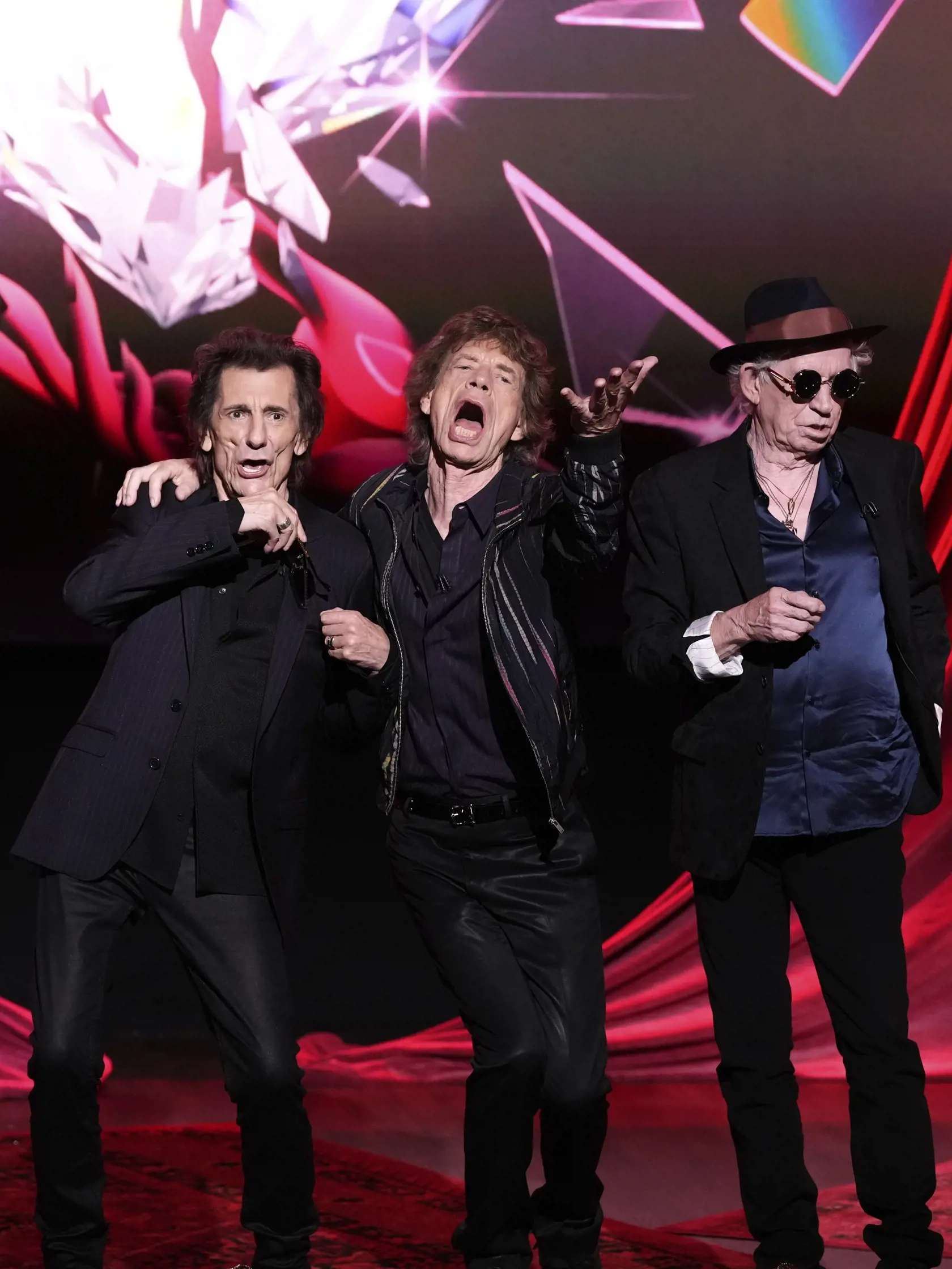 KK35 Londýn - Členovia britskej rockovej skupiny The Rolling Stones, zľava Keith Richards, Mick Jagger a Ronnie Wood pózujú počas tlačovej konferencie k uvedeniu ich nového albumu Hackney Diamonds v stredu 6. septembra 2023 v Londýne. FOTO TASR/AP
Ronnie Wood, from left, Mick Jagger, and Keith Richards pose for photographers at the press conference for the launch of the new Rolling Stones album 'Hackney Diamonds' on Wednesday, Sept. 6, 2023 in London. (Scott Garfitt/Invision/AP)