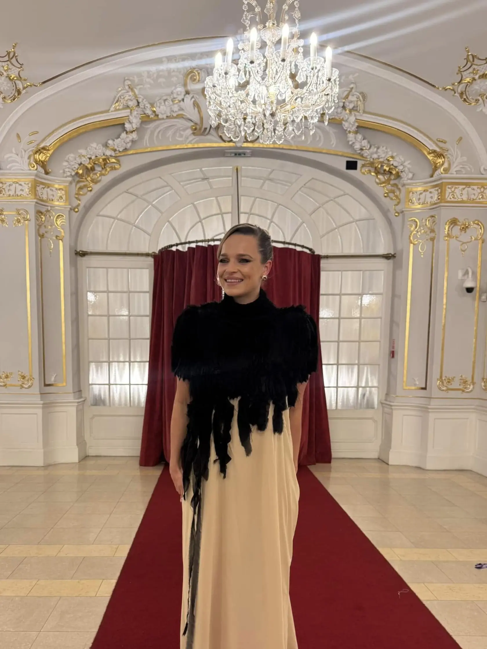 Obliekla si dlhé šaty s čiernou kožušínkovou štólou. 