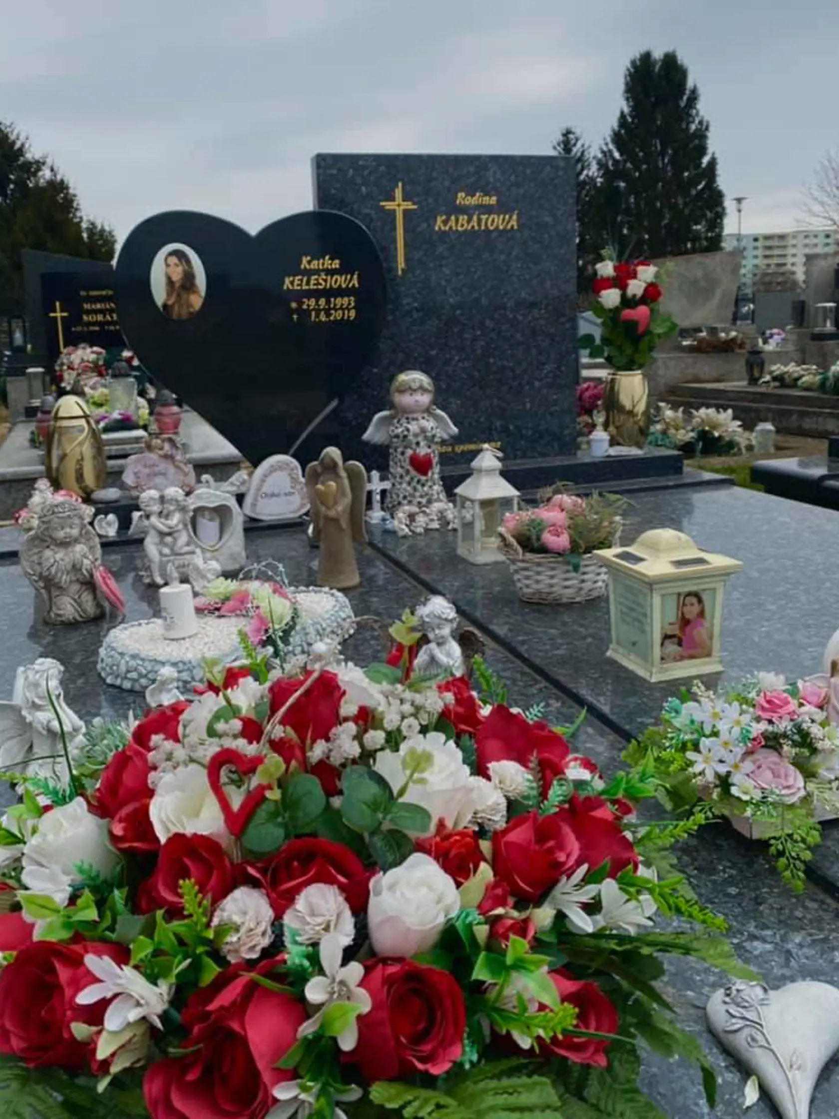 Hrob na trnavskom cintoríne, kam mama Dagmar, chodí takmer denne.