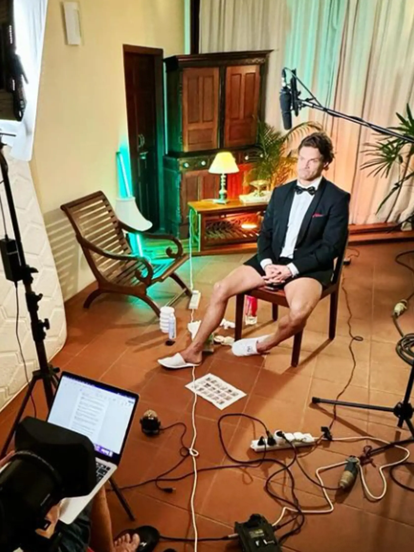 Televízny ženích Radko iba v trenkách a hotelových papučiach.