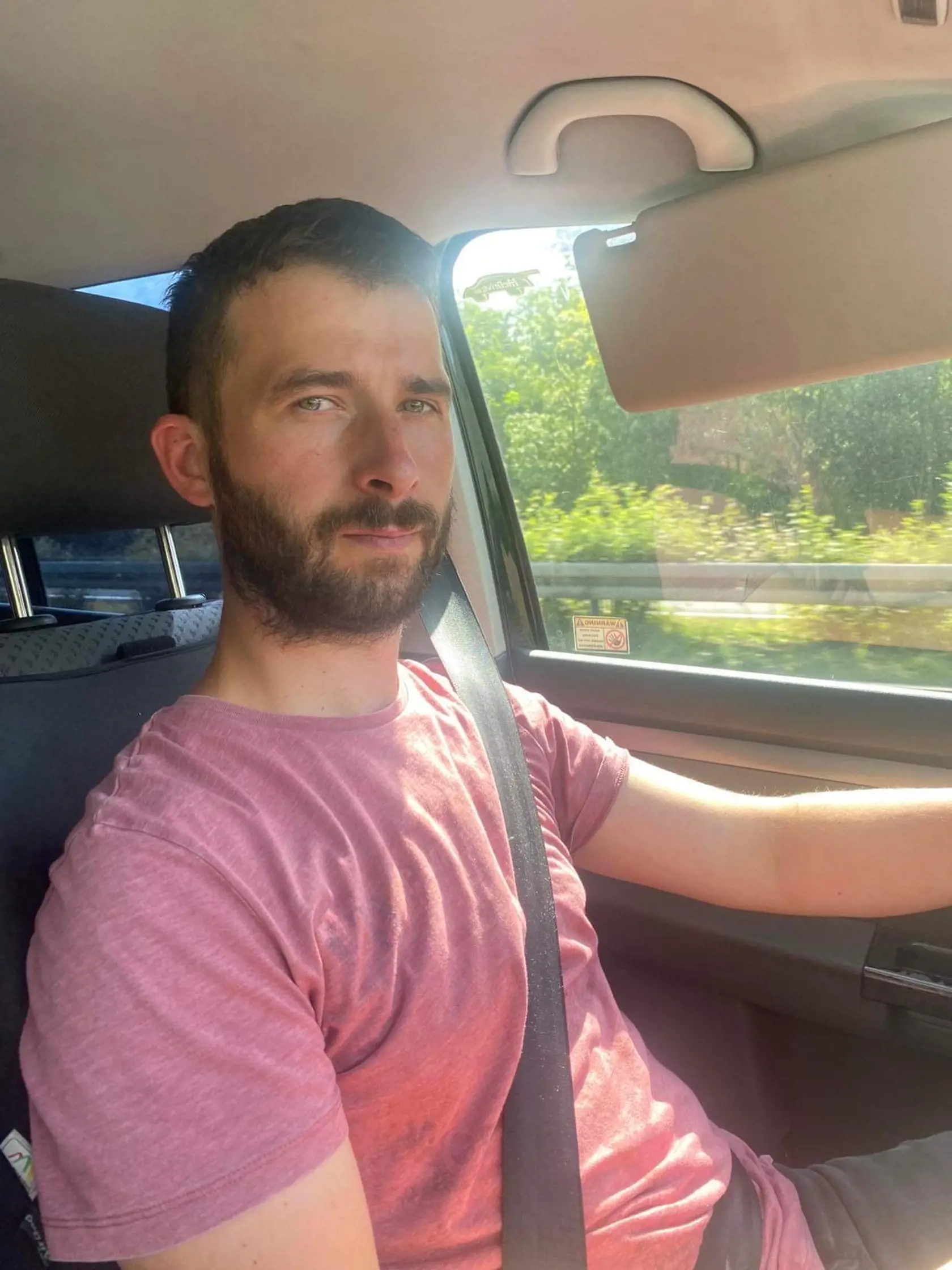 Ján (35), Veľký Šariš (okres Prešov): "Všade chodím autom, pretože som učiteľ a učím na rôznych miestach. Takže nemôžem čakať na spoj, ale promptne sa musím presúvať ako potrebujem. Ak sa dá, jazdím na bicykli. V dnešnej dobe sú cyklochodníky veľkou výhodou. Zvýhodnený ročný lístok znie lákavo, ale neviem, či by som to využil. Lebo na to, aby ľudia presadli z áut do verejnej dopravy, musia byť prispôsobené spoje, cestovné poriadky a napojenia."