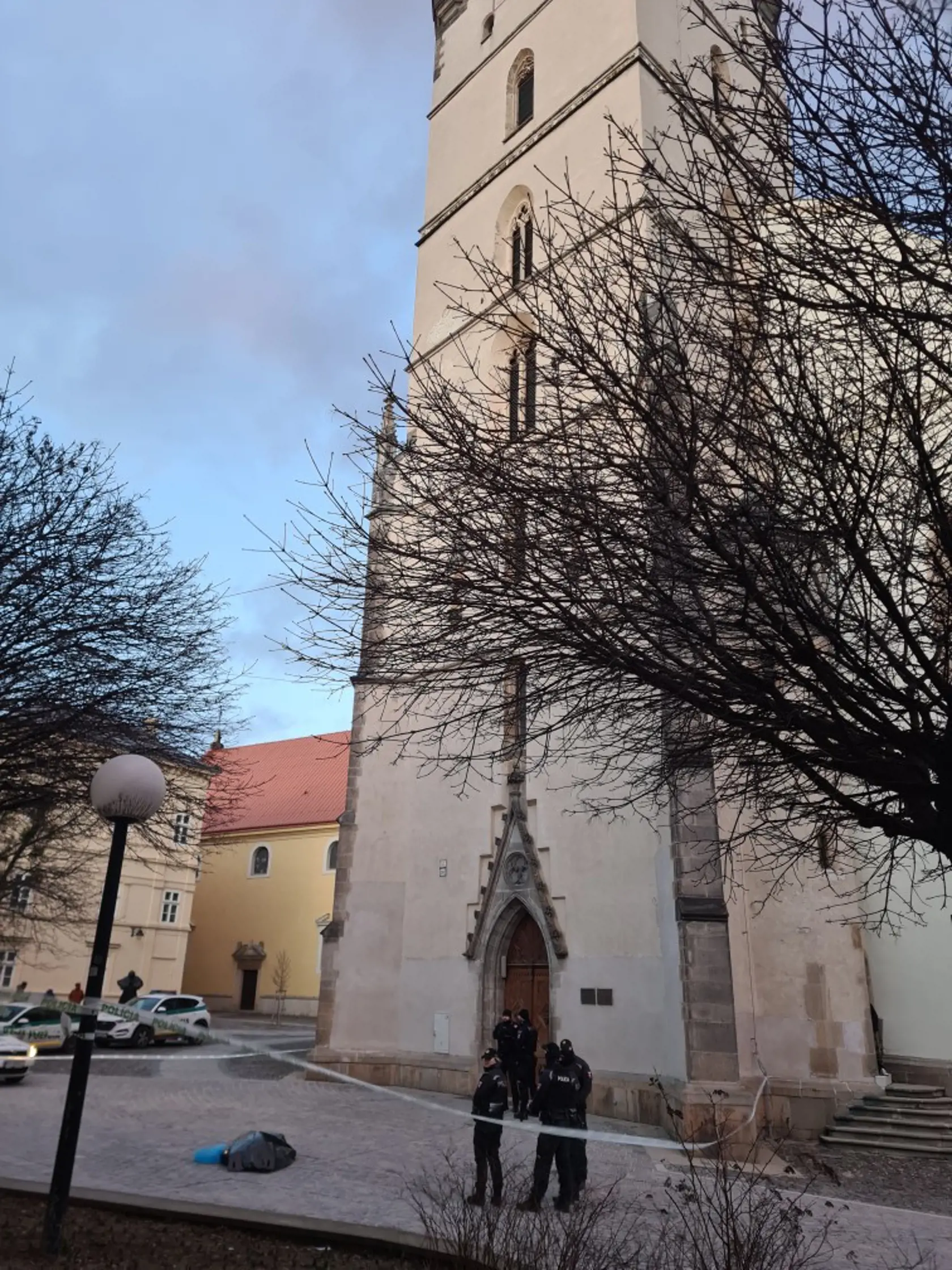 Telo mŕtveho mladého muža našli pod vežou prešovskej konkatedrály vysokej 71 metrov.