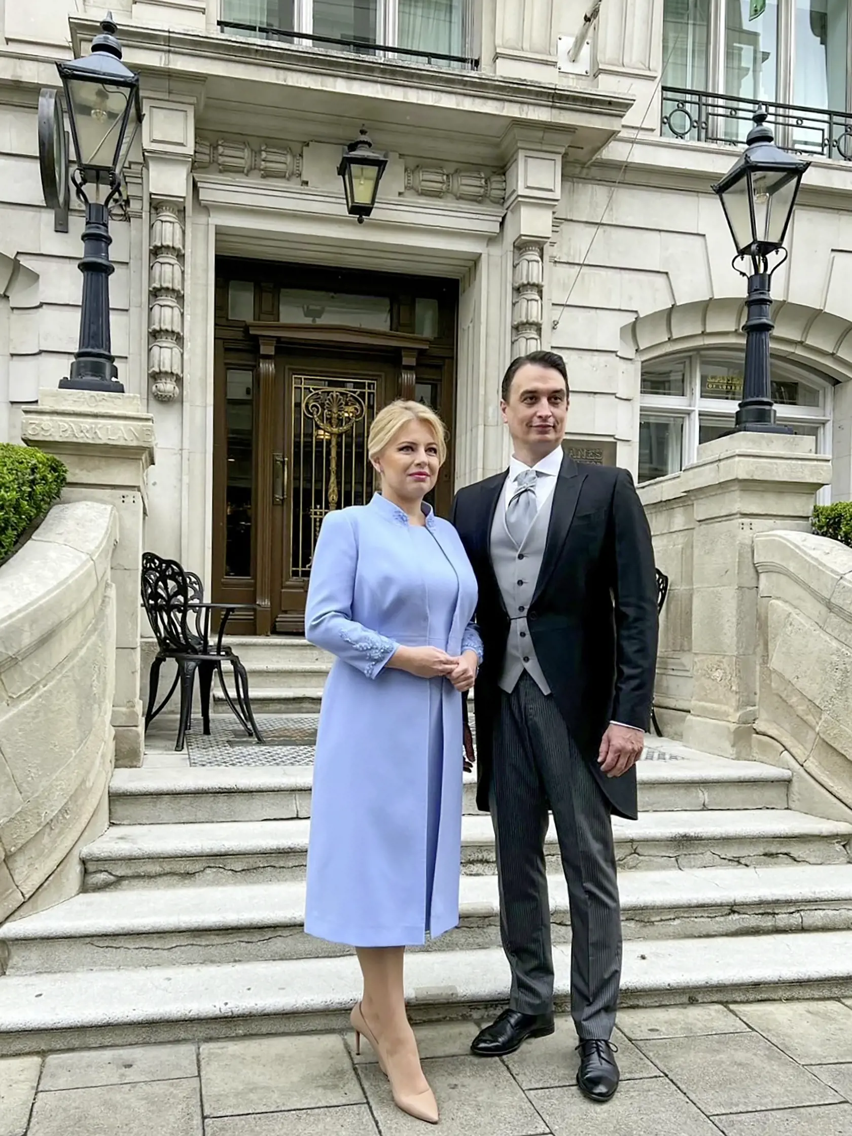 Zuzana Čaputová s partnerom Jurajom Rizmanom pred korunováciou kráľa Karola III.