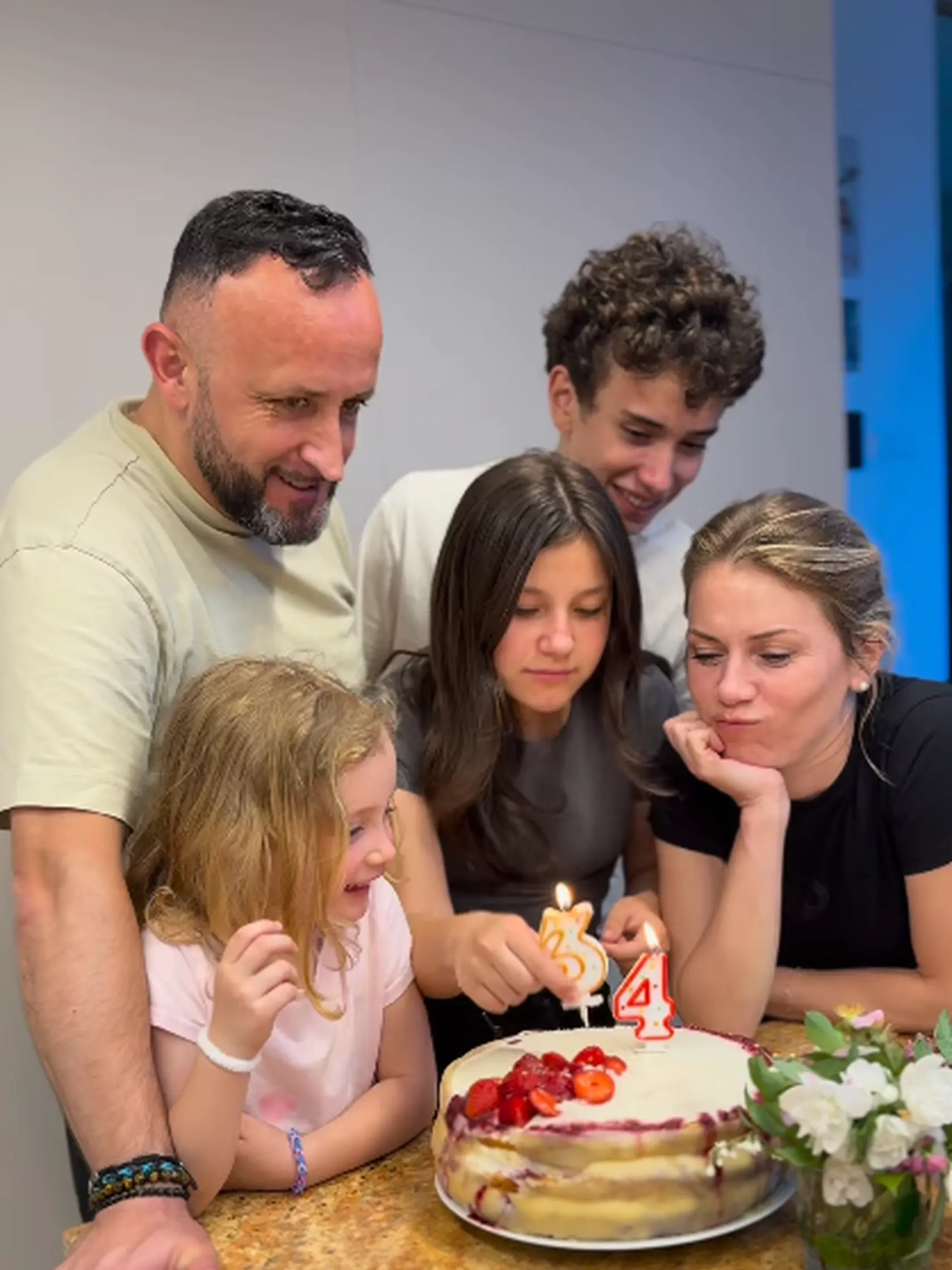 Erika Kandráčová oslávila 43. narodeniny. Rodinka si však zažartovala a čísla na maminej torte šibalsky prehodili. 