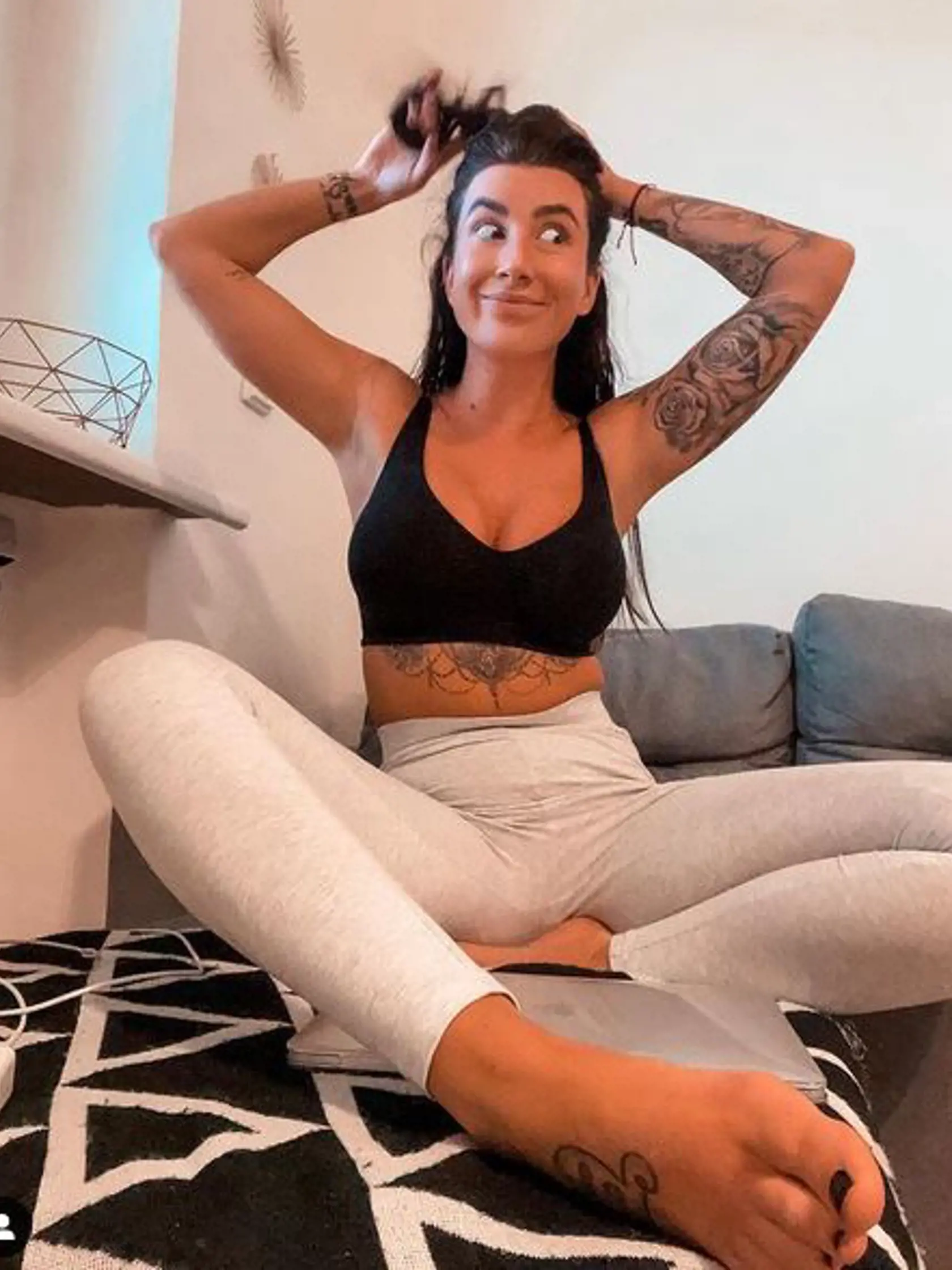 Bývalá účastníčka reality šou Farma Nicoletta Tóthová sa nemôže sťažovať na nedostatok pozornosti ani v čase koronavírusu. Pred pár mesiacmi rozvírila hladinu vylepšeným hrudníkom. Z dvojok išla na štvorky.