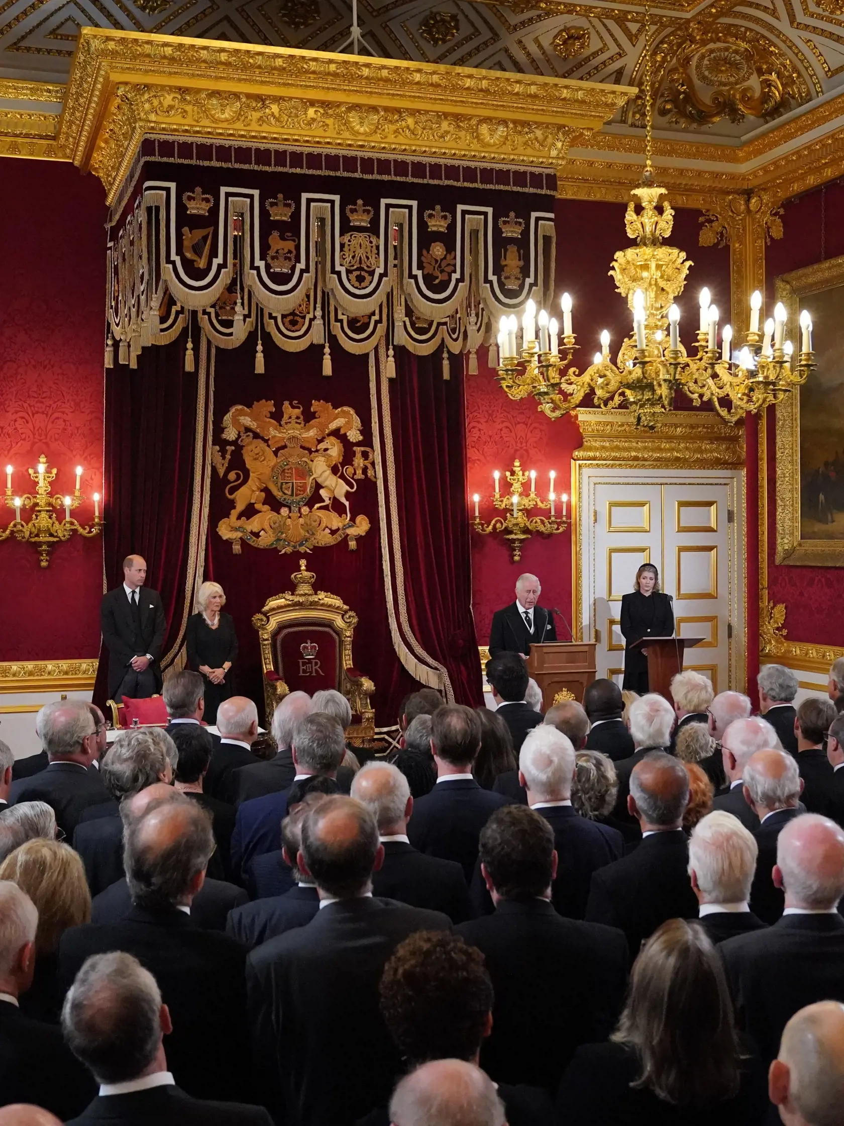 Kráľ Charles III., ktorého v sobotu rada pre nástupníctvo trónu v Londýne vyhlásila za nového britského kráľa, v Paláci svätého Jakuba v Londýne následne zložil a podpísal slávnostnú prísahu.  "Je mojou smutnou povinnosťou oznámiť vám smrť mojej milovanej matky, kráľovnej (Alžbety II.)," povedal Charles III. Dodal, že vie, ako hlboko s ním súcití celý národ a dokonca celý svet v dôsledku "nenapraviteľnej straty, akú sme my všetci utrpeli".