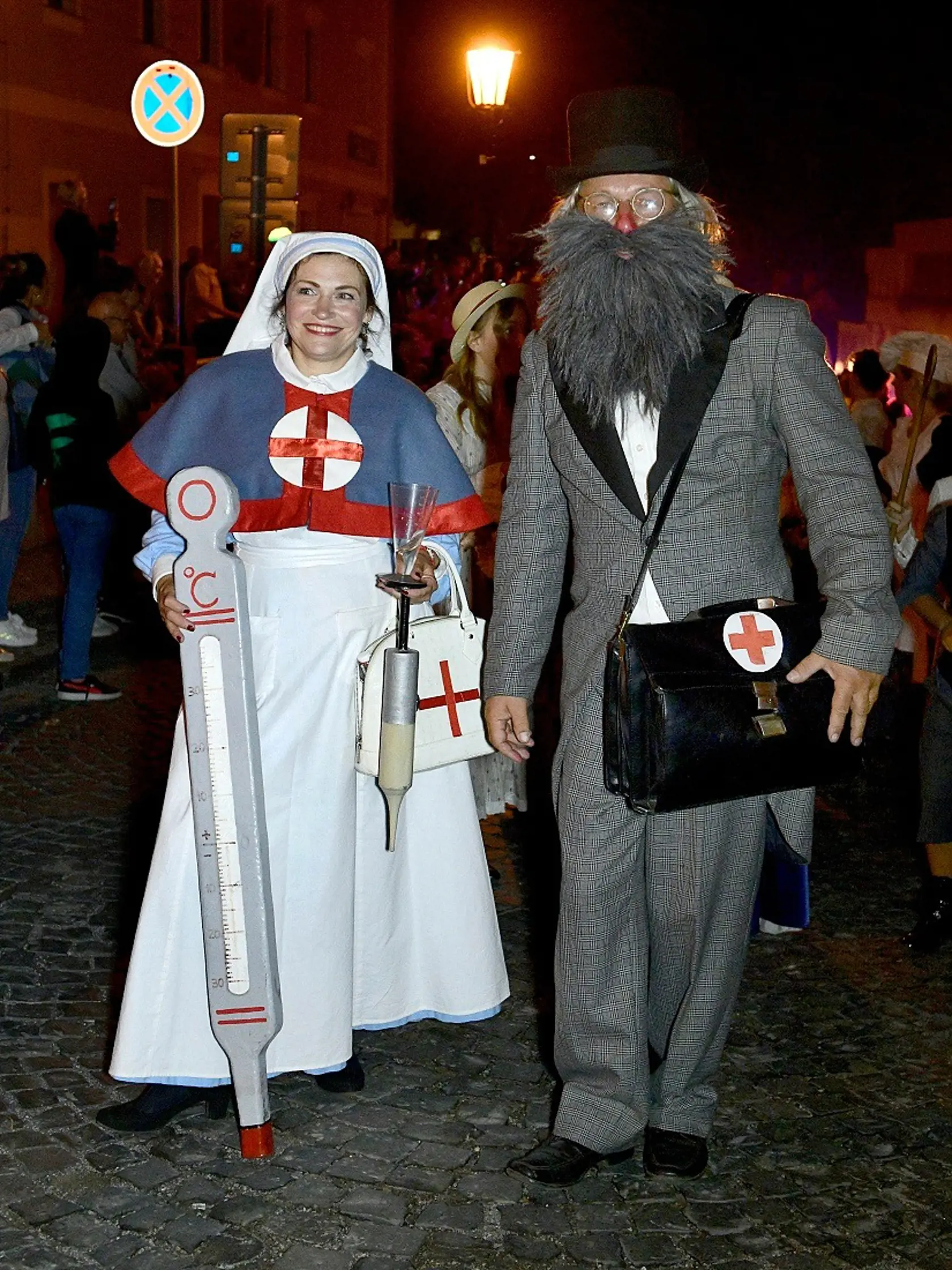 Dvojica - sestrička s doktorom pôsobia mimoriadne komicky najmä kvôli čudesnej brade a červenému nosu lekára.