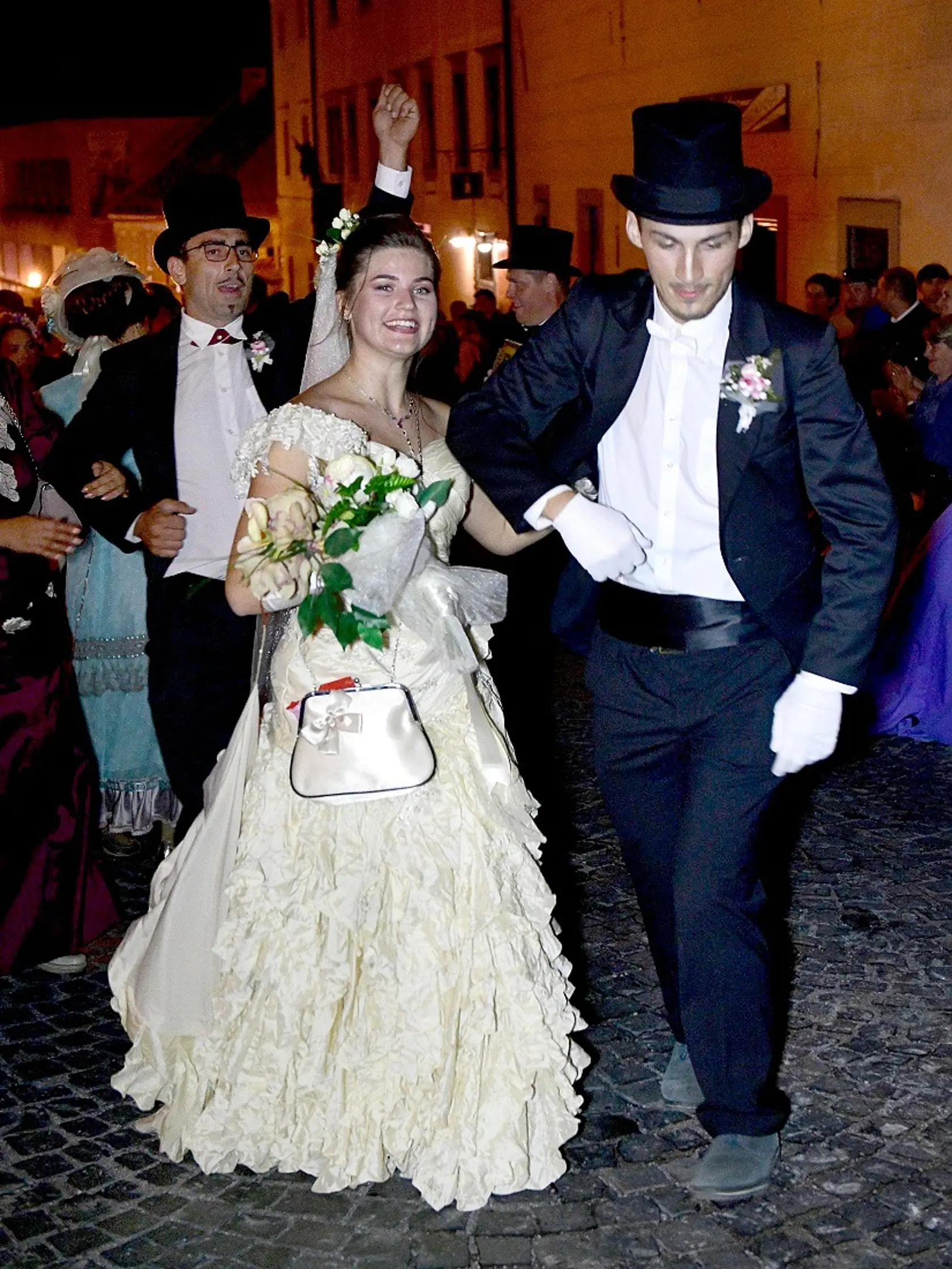 Ženích s nevestou. Ťažko určiť či sa dvojica reálne v daný deň zosobášila a v rámci recesie sa pridala k sprievodu alebo sa takto vyštafírovala len kvôli zábave a Salamandrovému sprievodu. S ohľadom na družbov a družičky za nimi to vyzerá, že ide len o zinscenovanú svadbu.