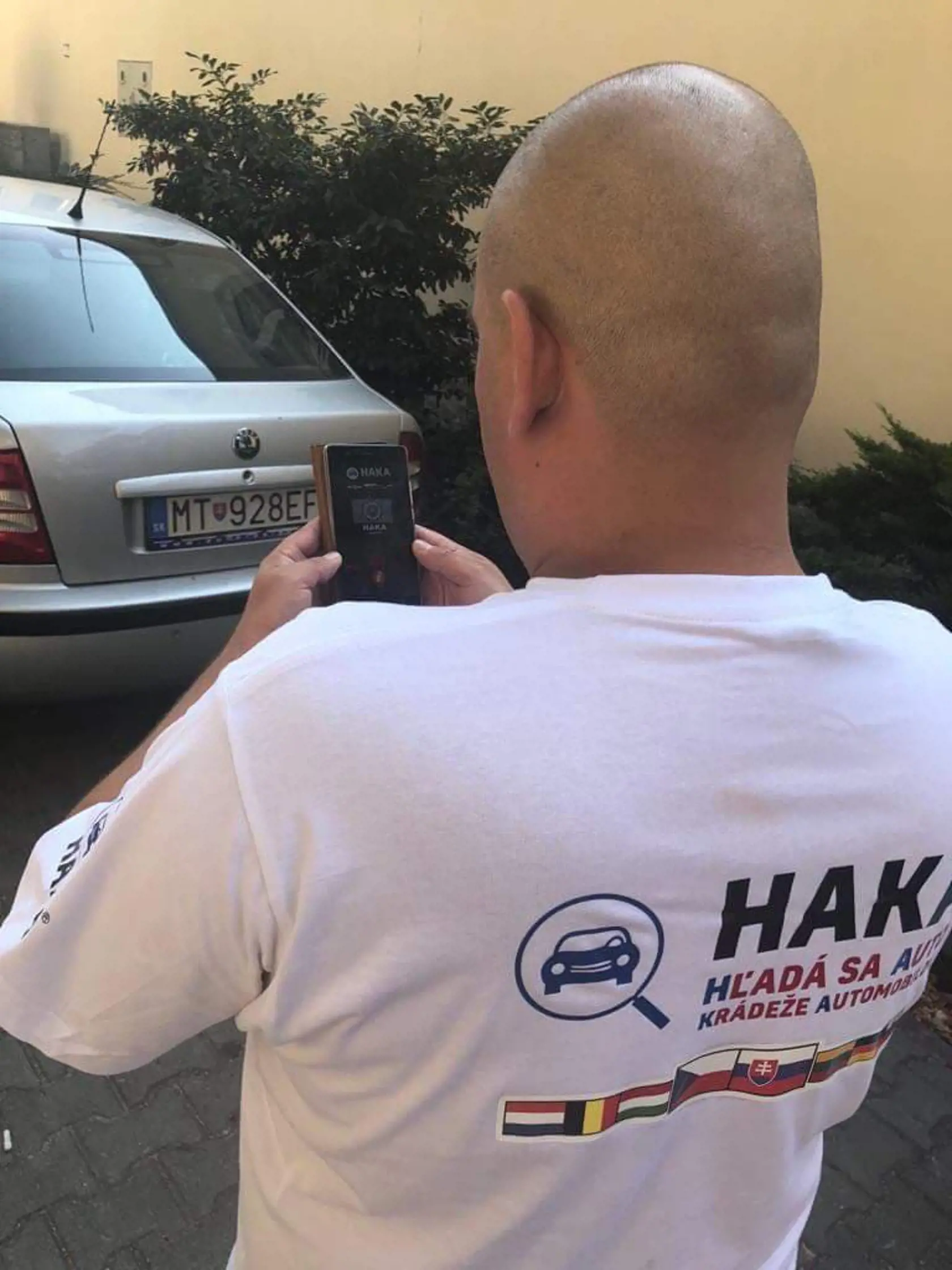 Akonáhle členovia skupiny HAKA nájdu ukradnuté auto, odfotia ho a privolajú políciu. 