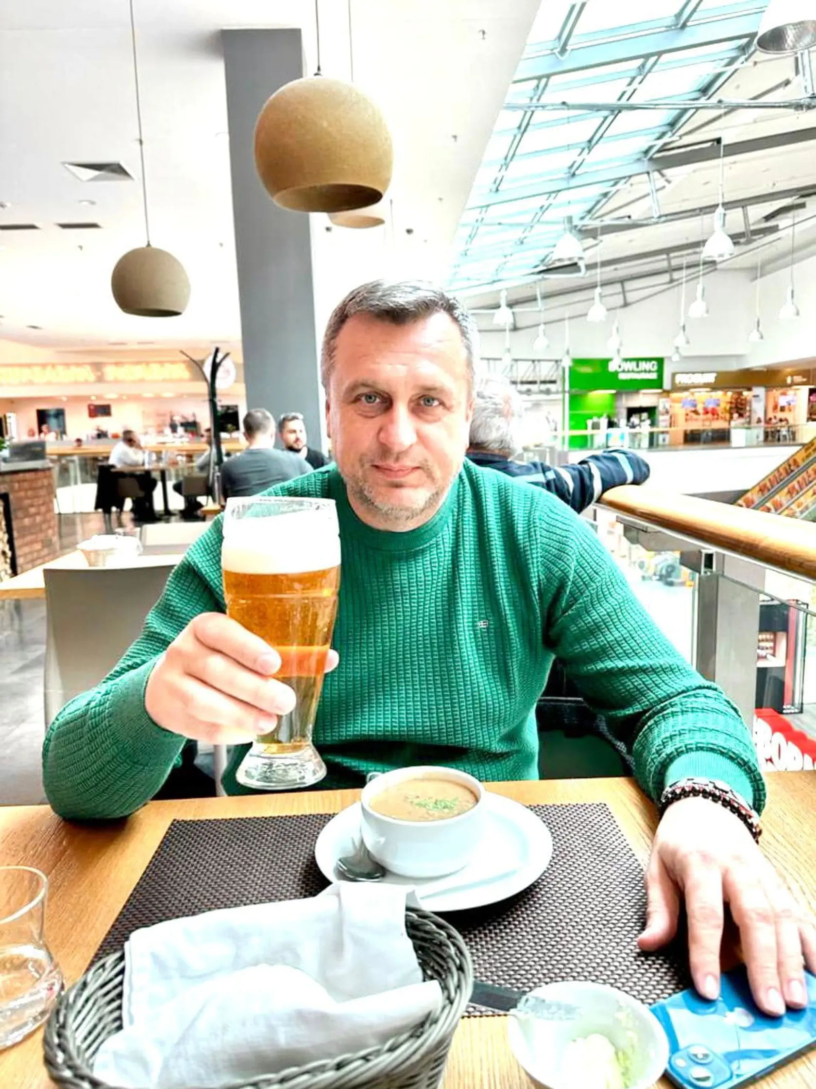 Keď je Andrej Danko v Prahe, nikdy neodolá českému pivu.