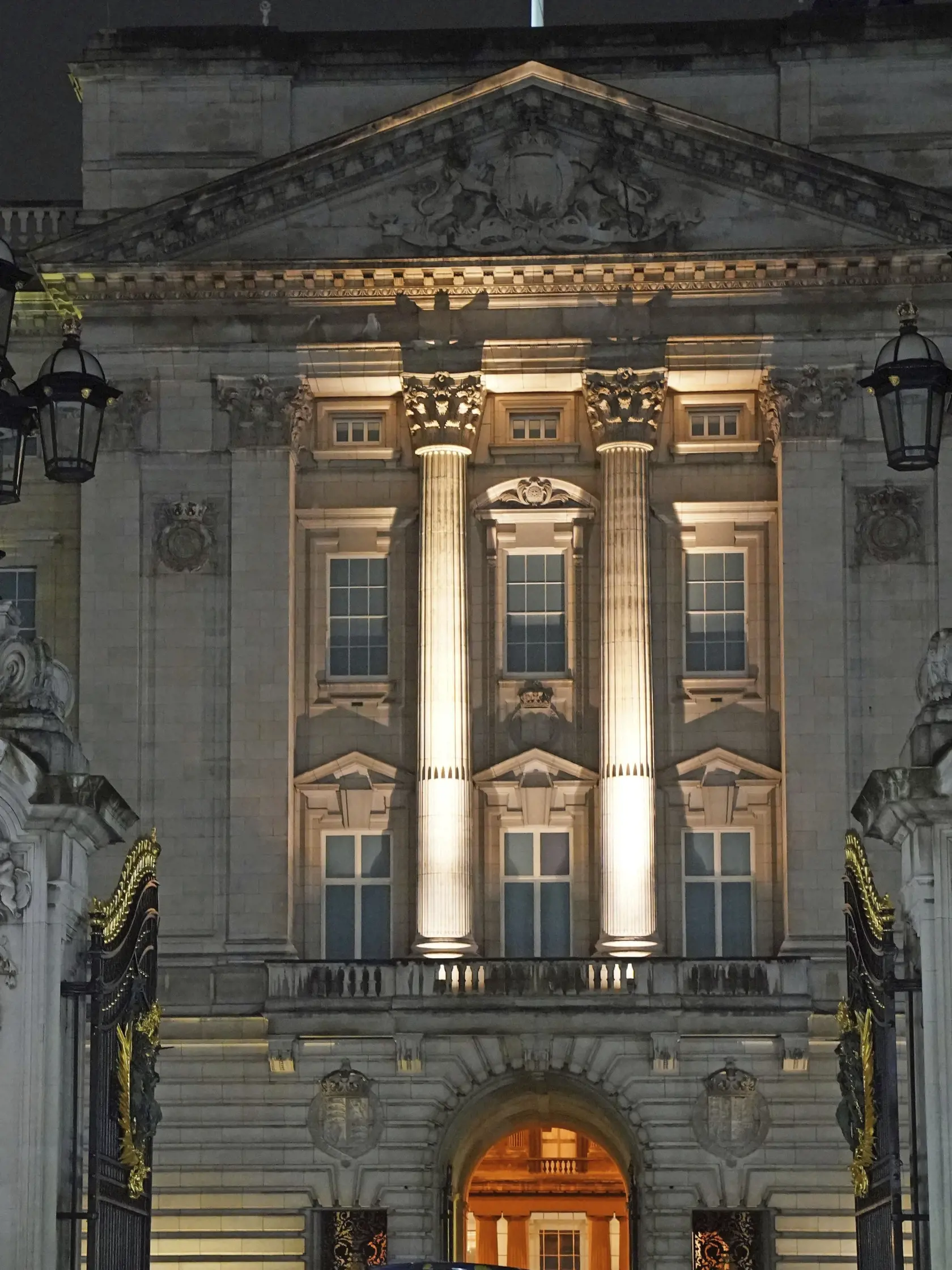 Pohrebný voz vezúci rakvu s telesnými pozostatkami zosnulej britskej kráľovnej Alžbety II. prichádza do Buckinghamského paláca v Londýne 13. septembra 2022. Rakvu britskej kráľovnej Alžbety II. previezli dnes letecky zo Škótska do Londýna. Následne rakvu majú previezť do Buckinghamského paláca, londýnskeho sídla kráľovskej rodiny, kde sa večer zhromaždil dav ľudí. Kráľovná Alžbeta II. zomrela vo štvrtok 8. seprembra popoludní vo svojom škótskom sídle Balmoral.