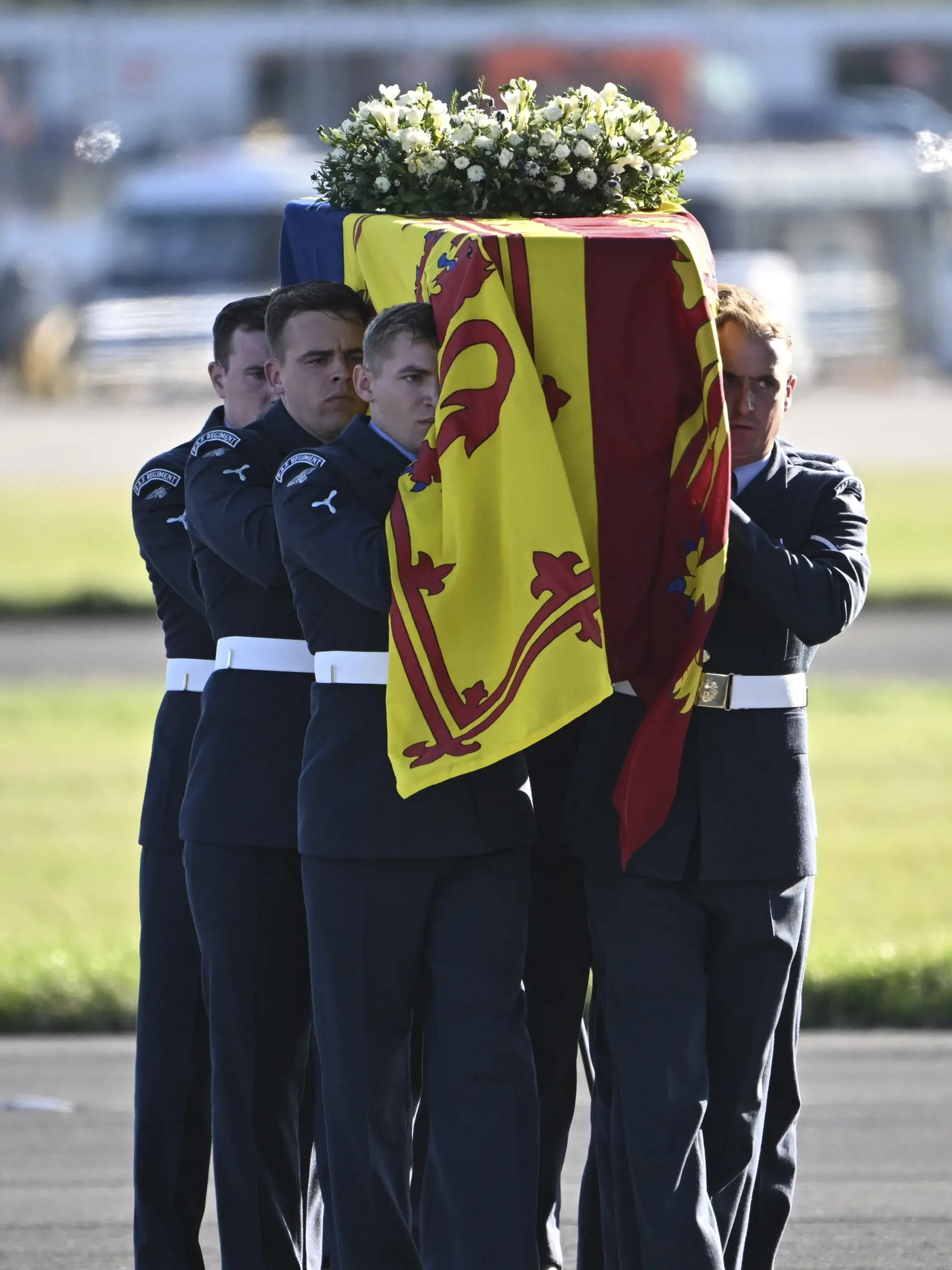 Príslušníci Kráľovských vzdušných síl (RAF) nesú rakvu s telesnými pozostatkami zosnulej britskej kráľovnej Alžbety II. na letisku v škótskom Edinburghu 13. septembra 2022. Rakvu britskej kráľovnej Alžbety II. prevezú dnes letecky zo Škótska do Londýna. Kráľovná Alžbeta II. zomrela vo štvrtok 8. seprembra popoludní vo svojom škótskom sídle Balmoral. Bola najdlhšie vládnucim monarchom v dejinách Británie – na tróne bola 70 rokov. FOTO TASR/AP