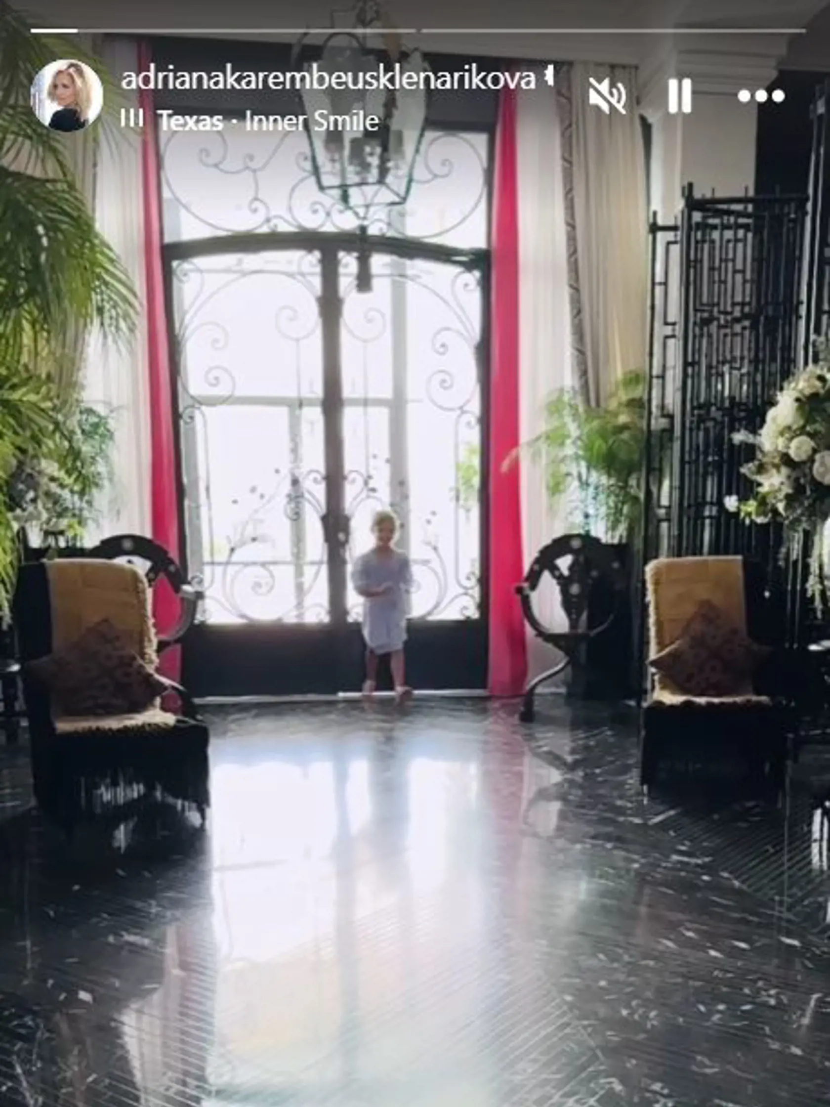 Toto video s Ninou zverejnila Adriana Sklenaříková na začiatku dcérkinho školského roka.