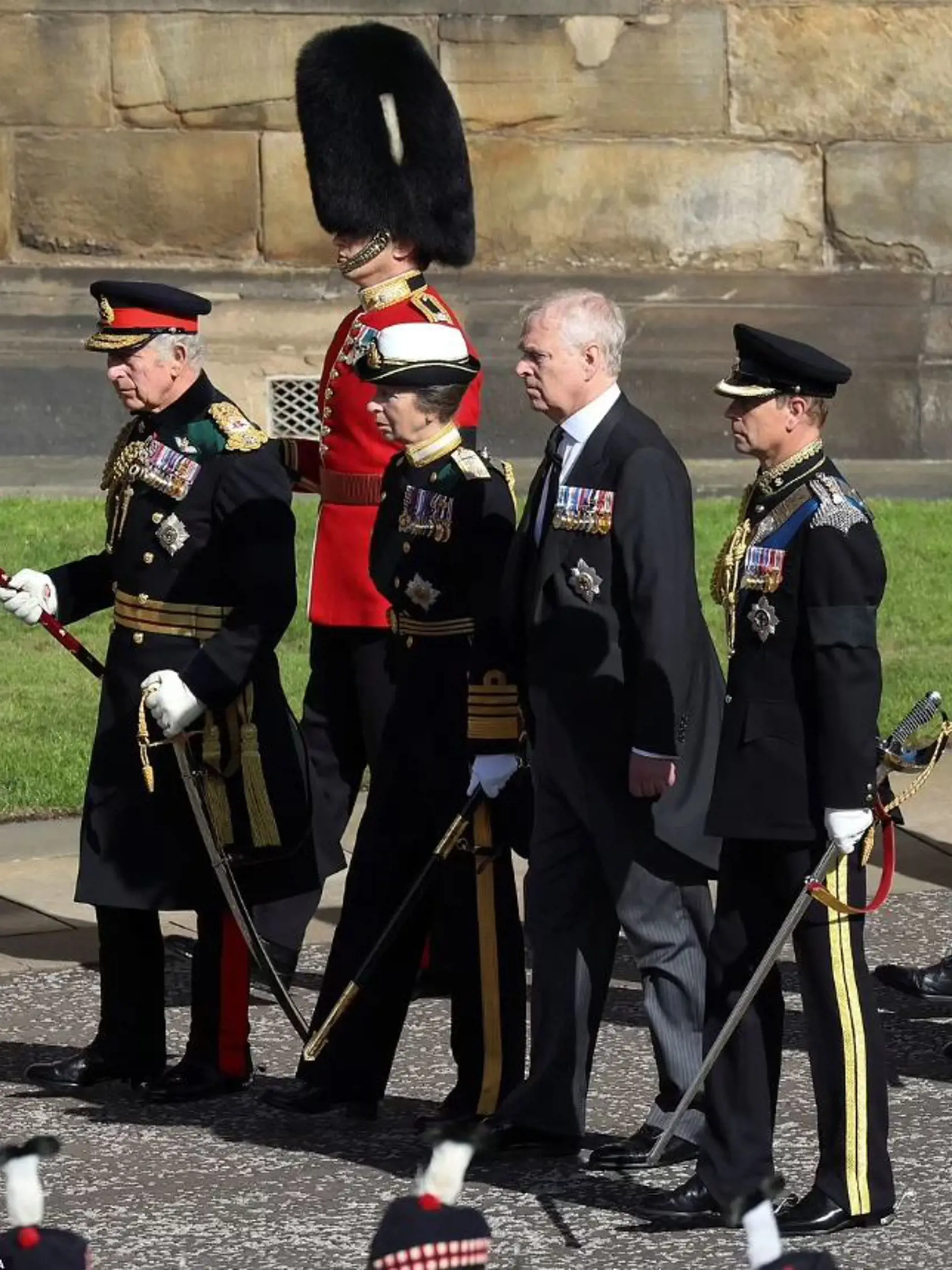 Zároveň sa potvrdil plán kráľa Charlesa na "osekanie" britskej monarchie. Zatiaľ, čo Kráľ, princezná Anna a princ Edward kráčali za rakvou v slávnostných uniformách, čierna ovca rodiny princ Andrew musel kráčať na hanbu v obleku. Kráľovná Alžbeta ho totiž ešte začiatkom roka zbavila titulov aj povinností v kráľovskej rodine.