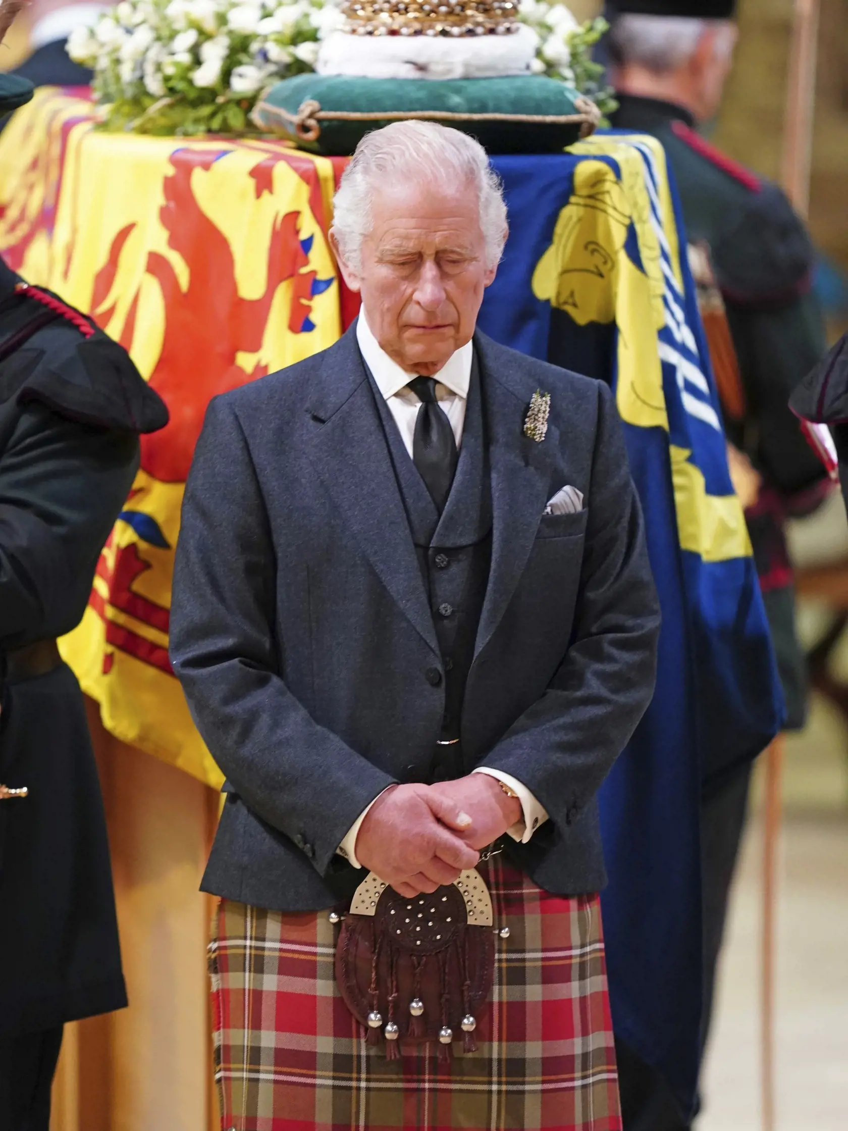 WA 70 Edinburgh - Potomkovia Alžbety II. - britský kráľ Karol III. (uprostred), princezná Anna, princ Edward a Andrew (nie sú na snímke) vzdávajú hold zosnulej britskej kráľovnej počas tradičnej vigílie princov v Katedrále svätého Egídia v škótskom Edinburghu v pondelok 12. septembra 2022. Rakva so zosnulou kráľovnou bude v Edinburghu vystavená na 24 hodín so štátnymi poctami. V utorok ju majú previezť do Londýna. Alžbeta II. zomrela vo štvrtok 8. septembra vo veku 96 rokov. Vládla od roku 1952.