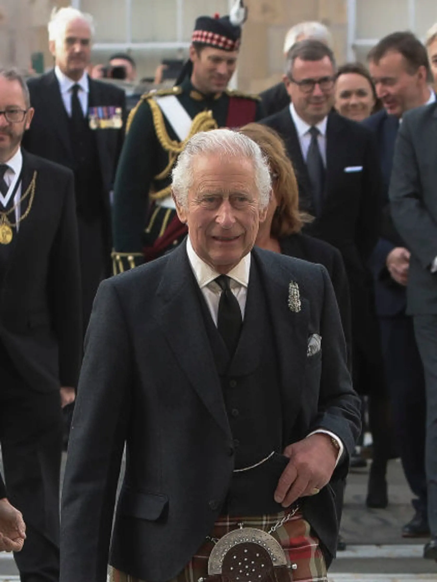 Kráľ Charles mal na sebe oblečený tartan princa Charlesa Edwarda Stuarta a biely vres z Balmoralu pripnutý na saku.