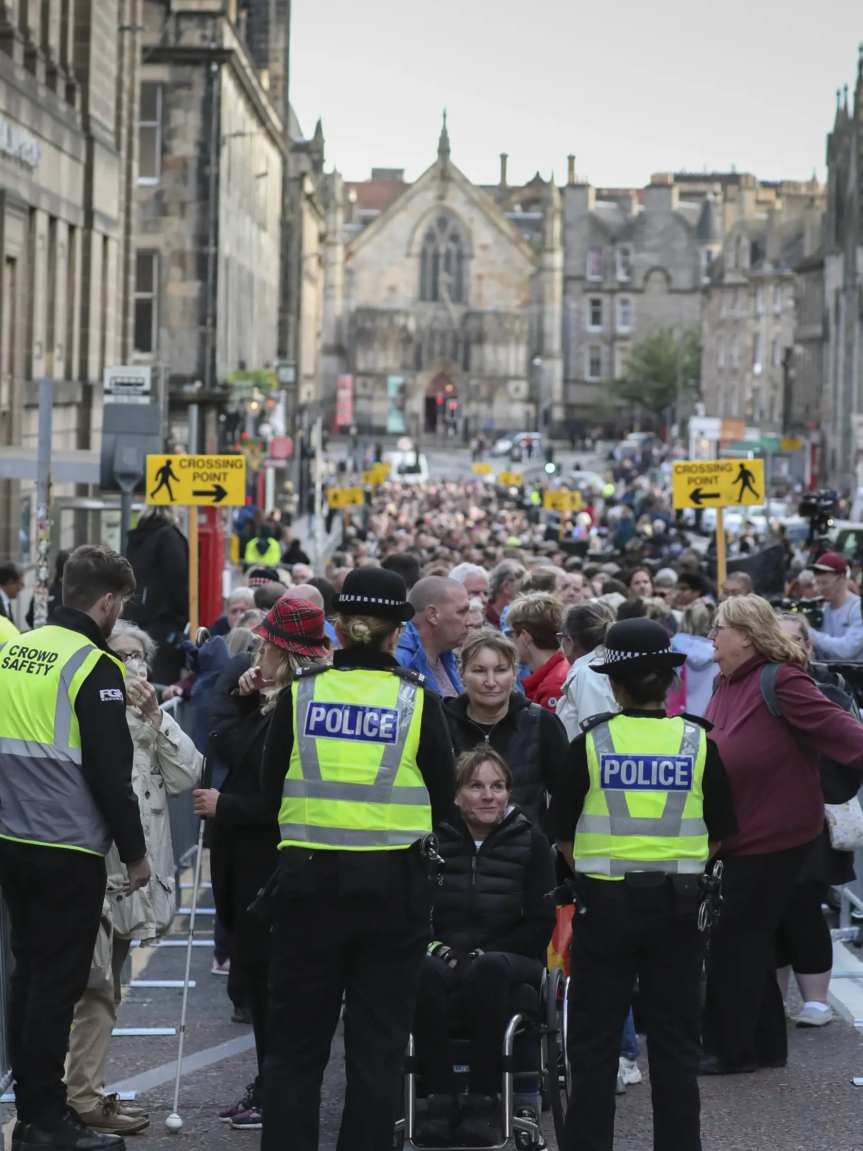 WA 52 Edinburgh - Allison Evansová z Debyshire je prvá v dlhom rade, ktorá sa príde rozlúčiť so zosnulou britskou kráľovnou Alžbetou II. do Katedrály sv. Egídia v škótskom Edinburghu v pondelok 12. septembra 2022. Rakvu so zosnulou kráľovnou vystavili na 24 hodín so štátnymi poctami v Katedrále sv. Egídia po skončení bohoslužby pripomínajúcej život zosnulej britskej panovníčky. V utorok ju majú previezť do Londýna. Alžbeta II. zomrela vo štvrtok 8. septembra vo veku 96 rokov. Vládla od roku 1952
