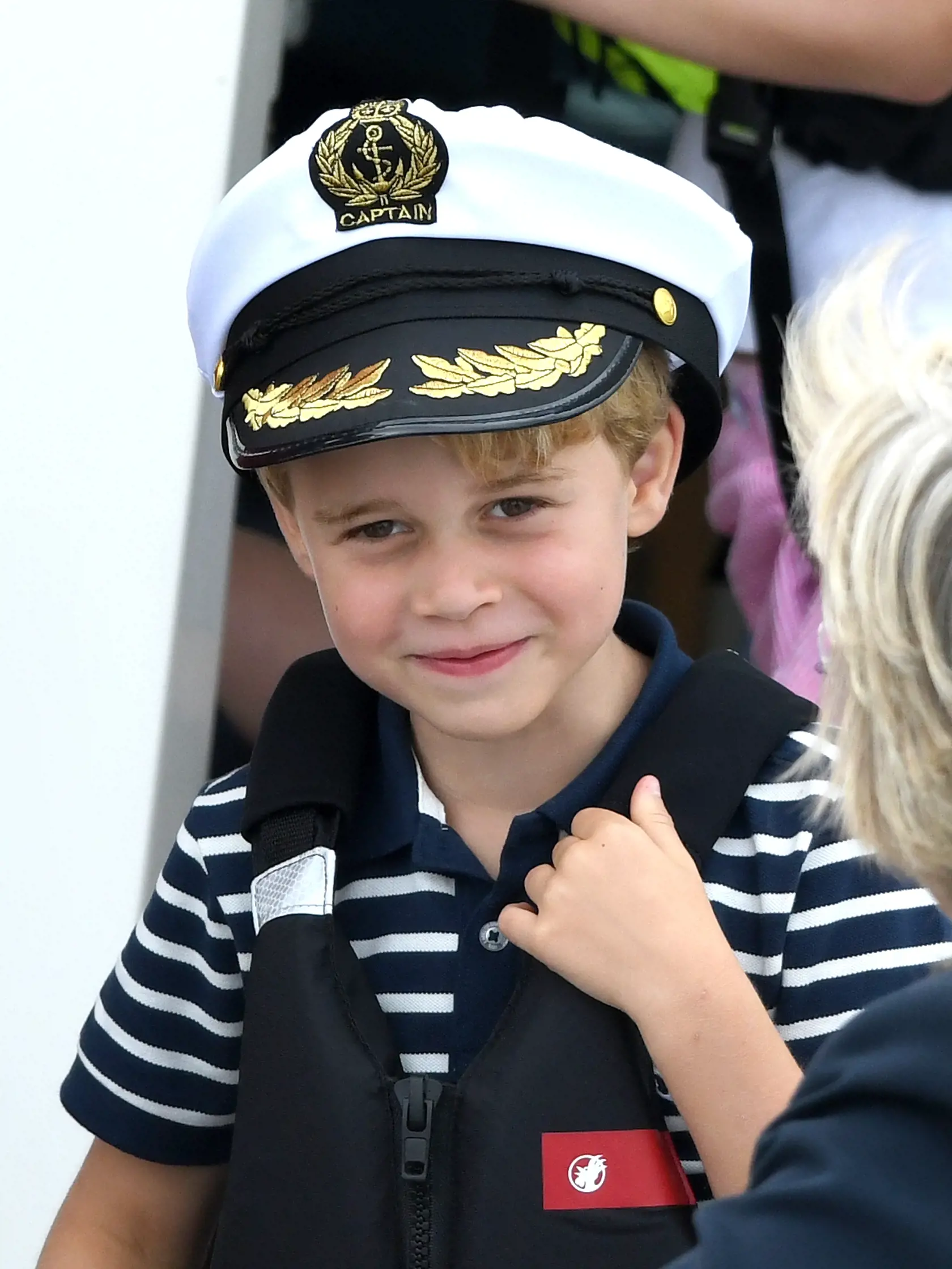 V Británii sa uskutočnili kráľovské charitatívne preteky plachetníc, ktorých sa zúčastnili aj vojvodkyňa Kate s manželom, princom Williamom. Rodičov prišli podporiť aj ich dve rozkošné deti, princ George a princezná Charlotte.