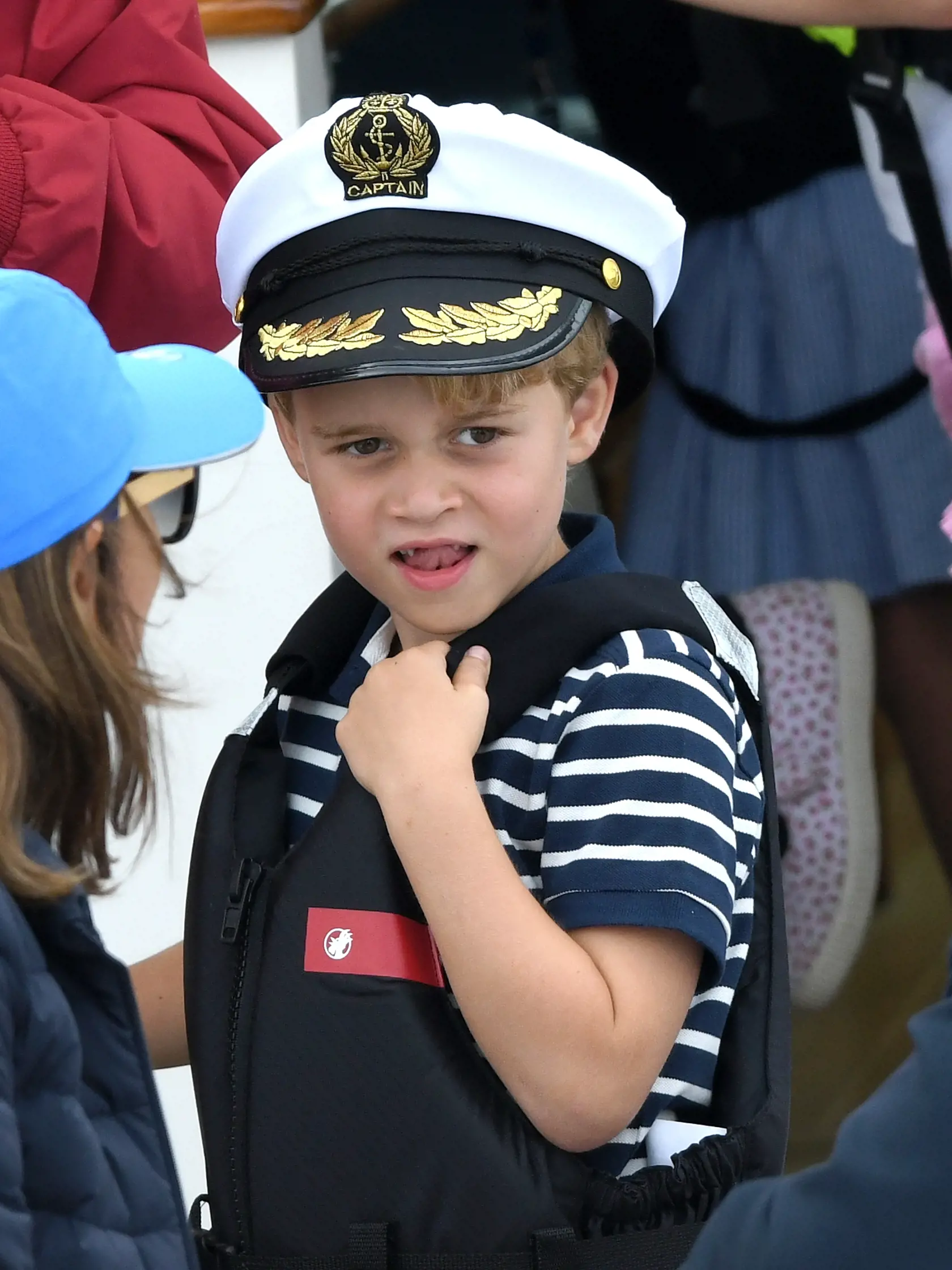 V Británii sa uskutočnili kráľovské charitatívne preteky plachetníc, ktorých sa zúčastnili aj vojvodkyňa Kate s manželom, princom Williamom. Rodičov prišli podporiť aj ich dve rozkošné deti, princ George a princezná Charlotte.