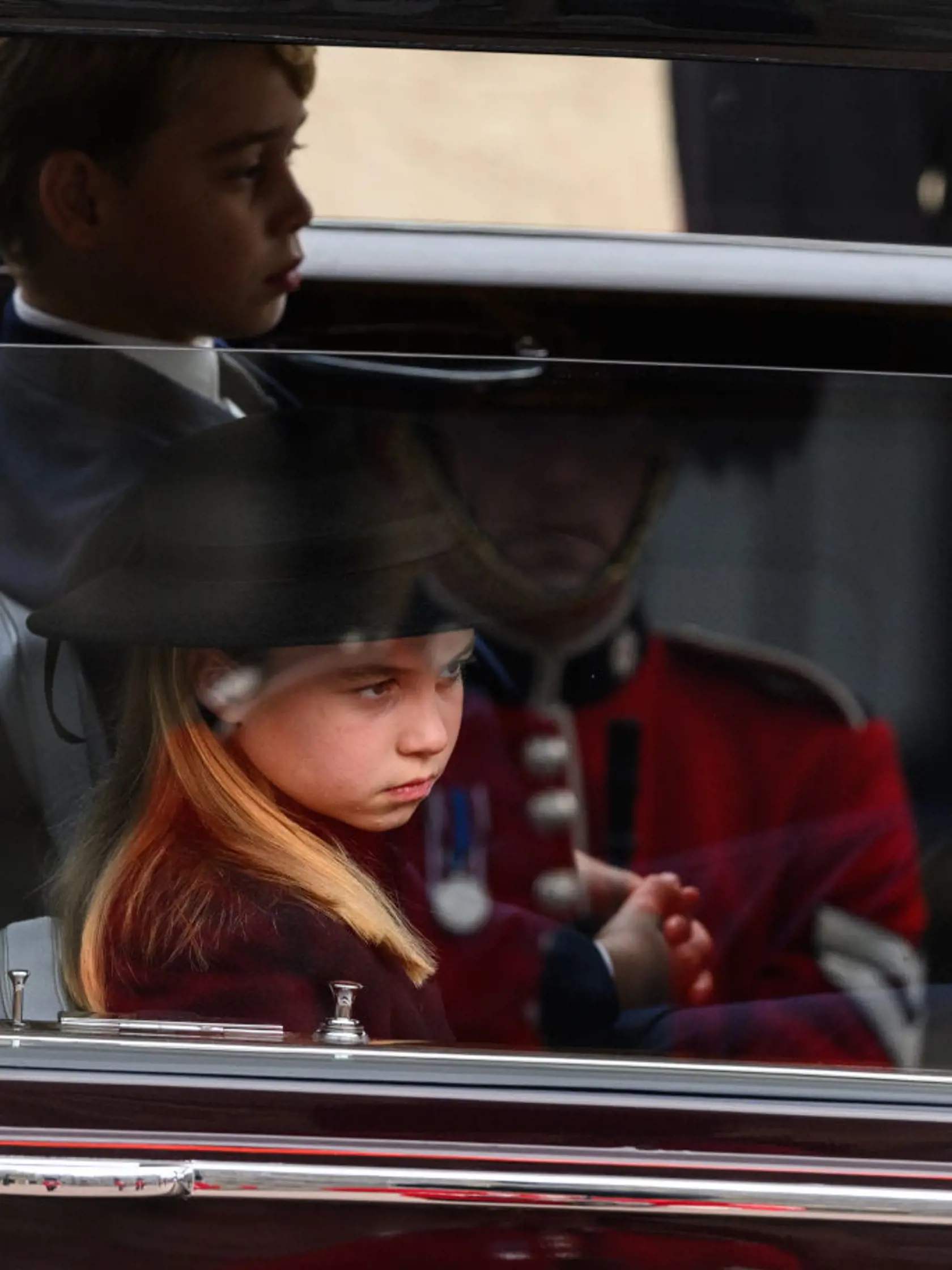 Rozlúčiť sa s kráľovnou prišli aj 9-ročný princ George a jeho o dva roky mladšia sestra Charlotte.