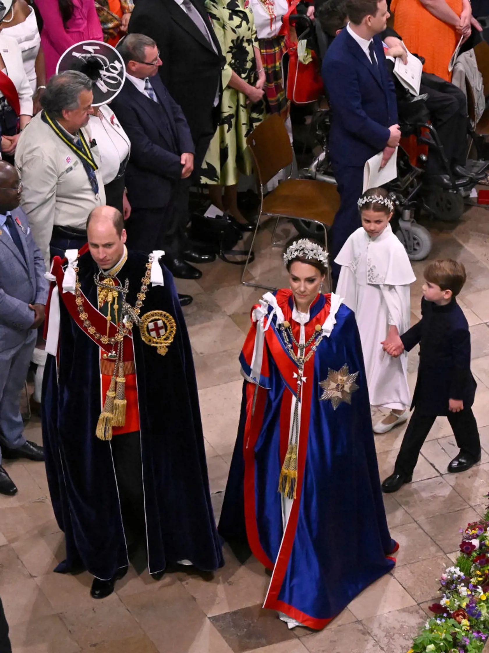 Princa Louisa držala staršia sestra, princezná Charlotte, za ruku.