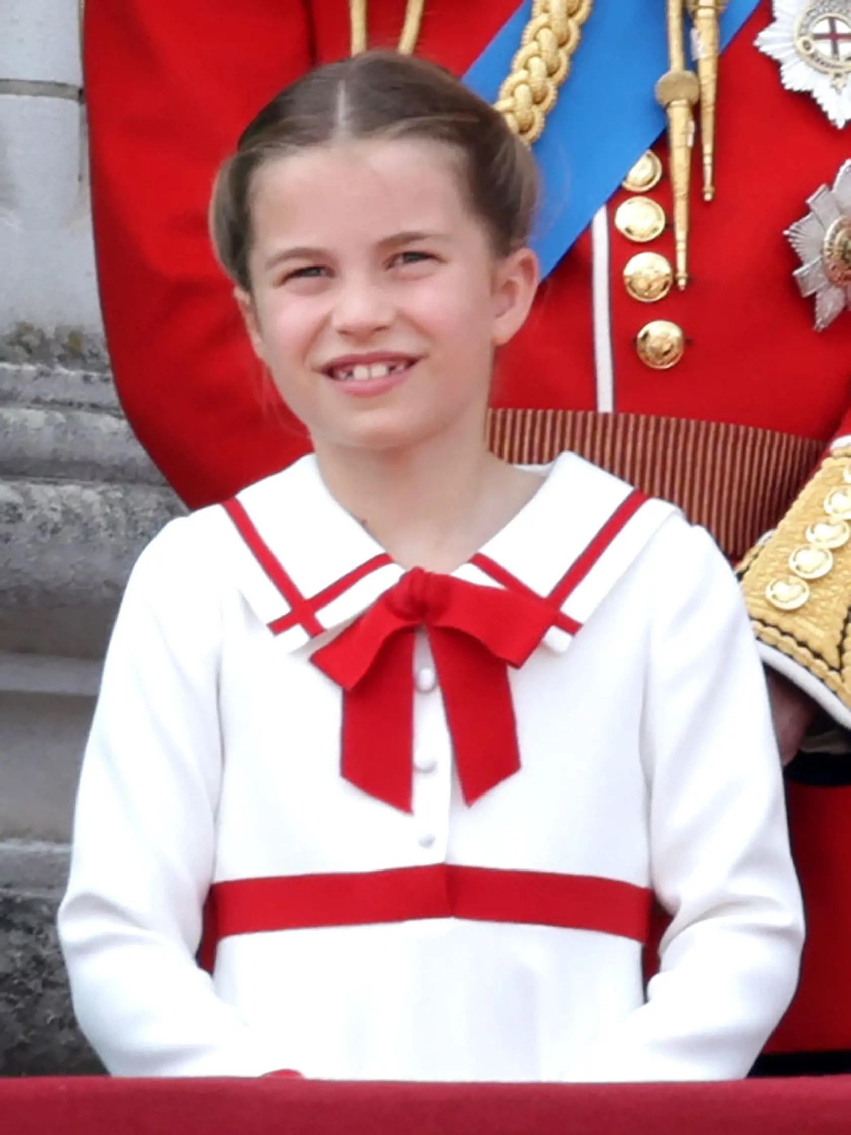 Upcyklované šaty: Biele šaty, ktoré mala princezná Charlotte na korunovácii Karola III. pravdepodobne využila aj na prehliadke Trooping the Colour, kde na ne pridali golier a červený opasok.