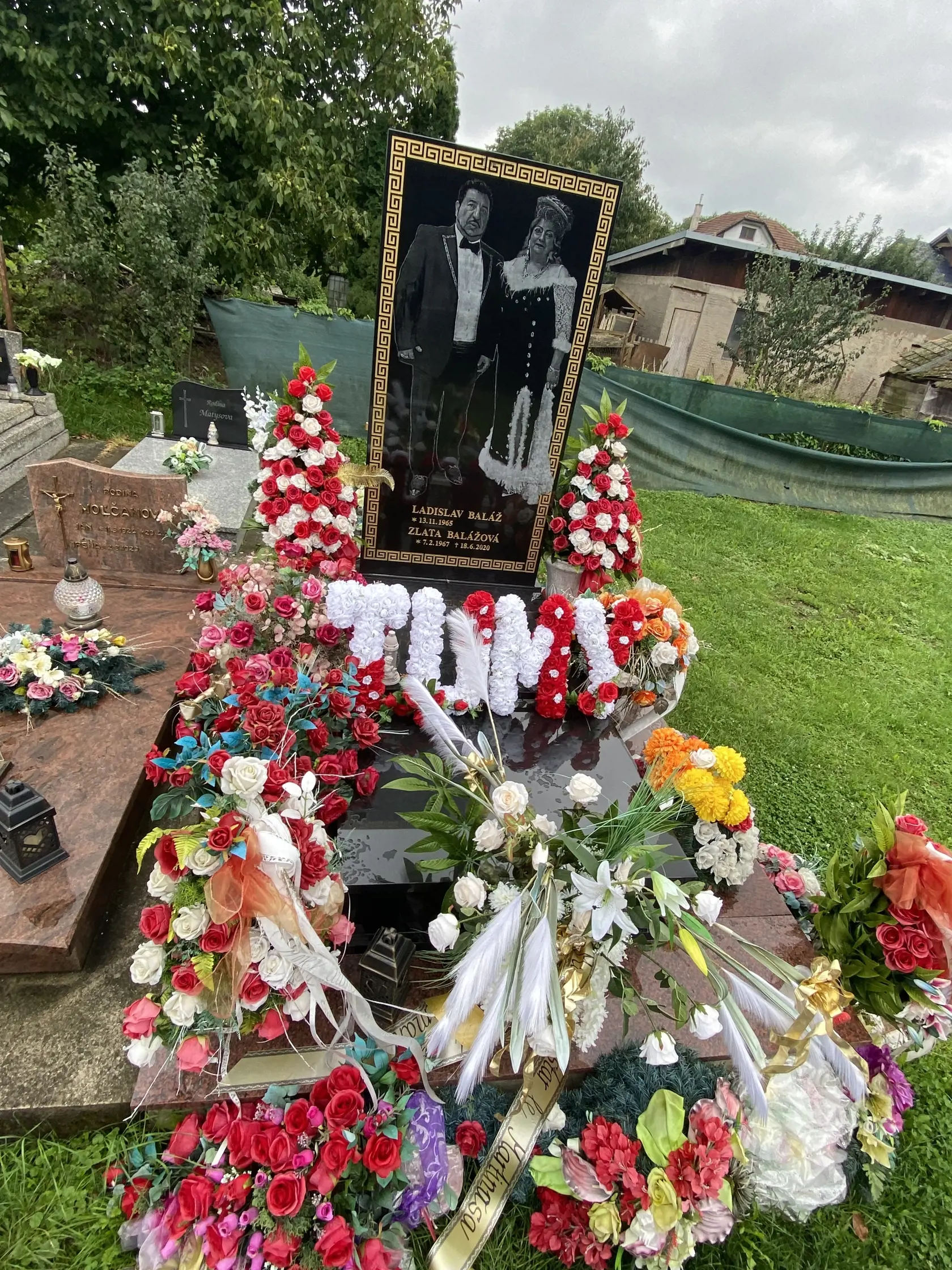 Zlatici Balážovej (†53), prezývanej Ťumy, postavili pozostalí obrovský pomník.