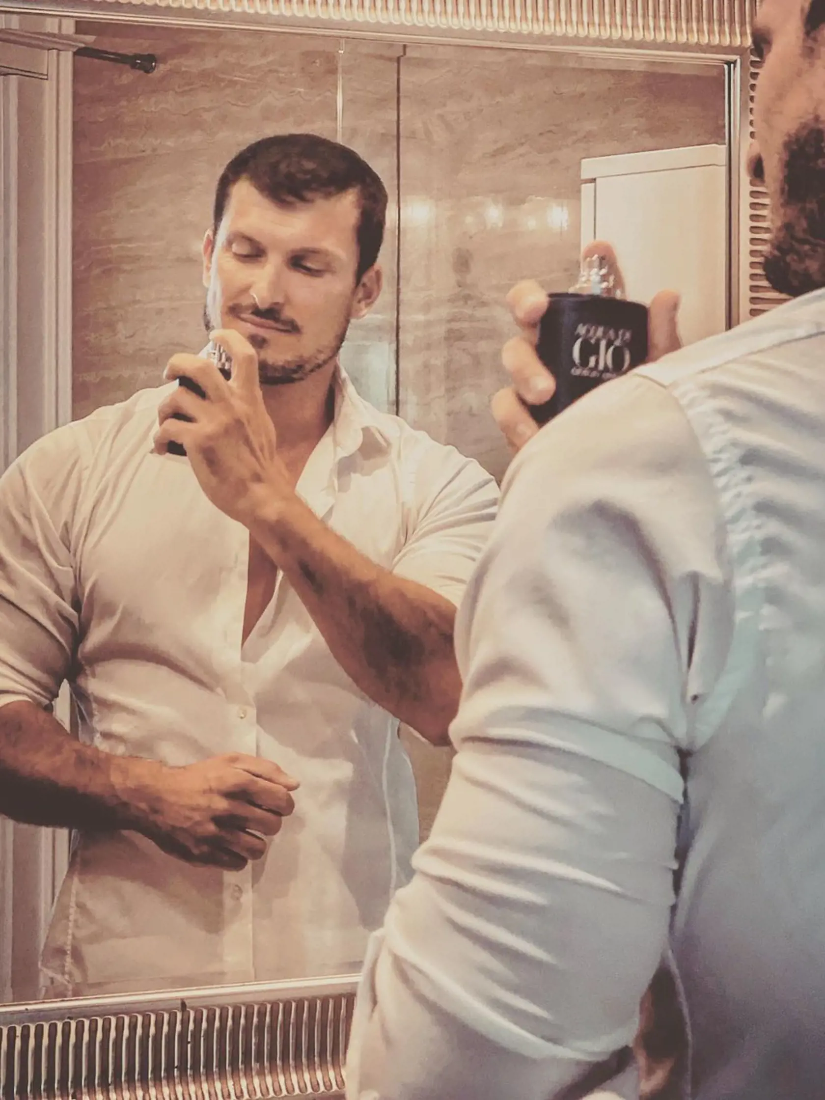 Jedna z reklamných fotiek vznikla aj v kúpeľni. Že by bola z hercovho bytu?