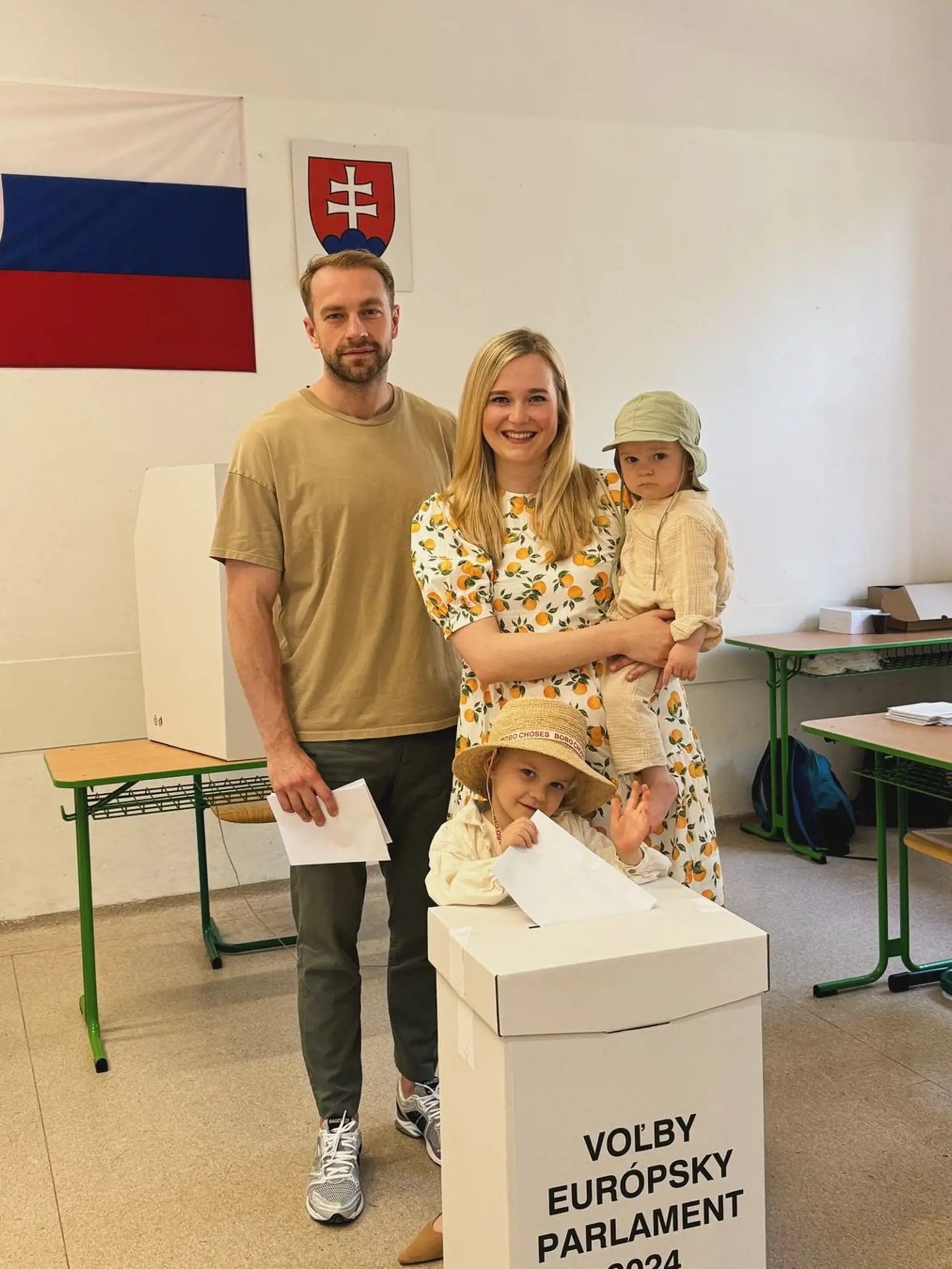 Poslankyňa Vladimíra Marcinková bola voliť v sprievode manžela Tomáša a ich detičiek.