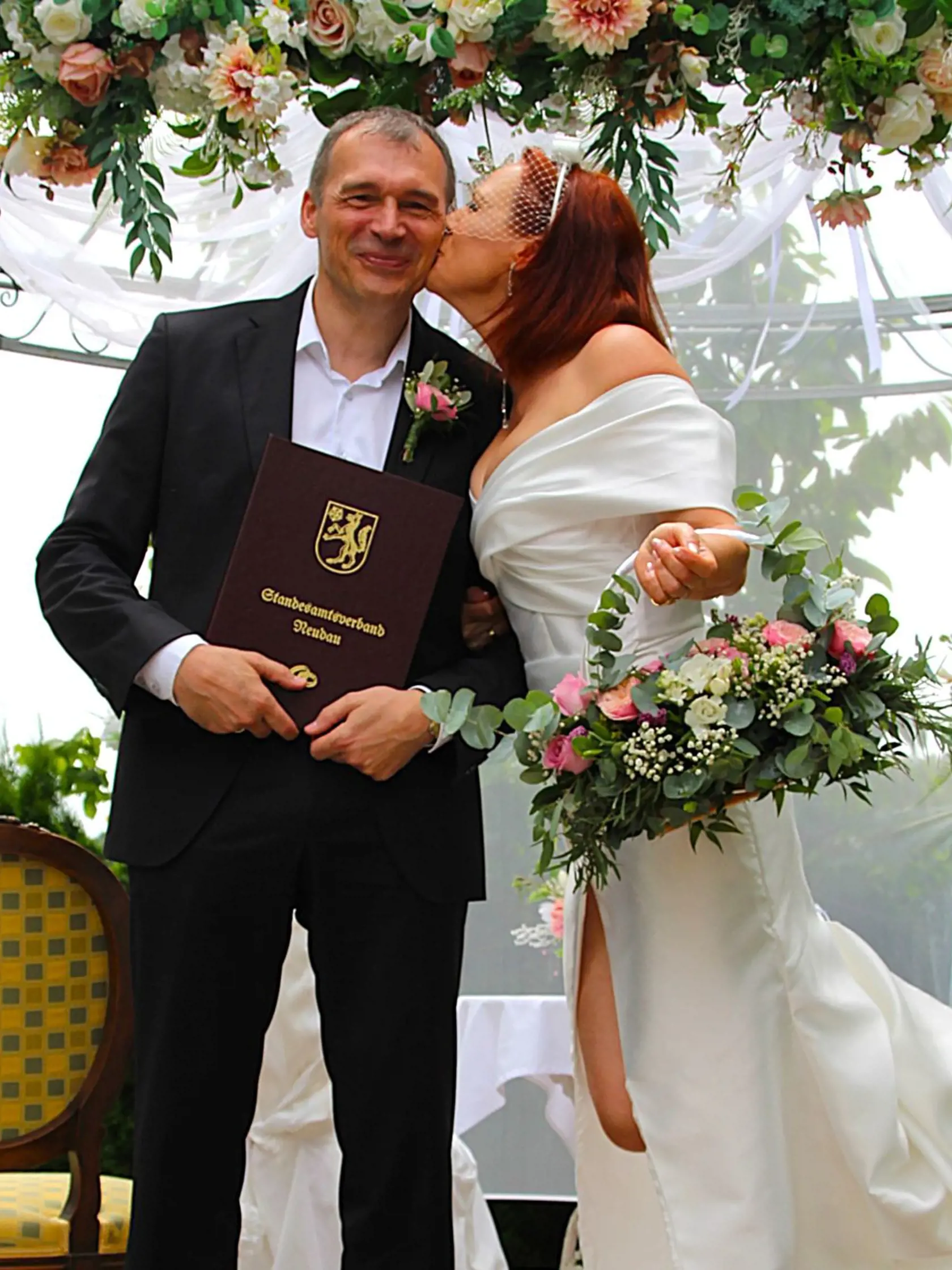 Bývalá markizáčka Adriana Poláková sa vydala za rakúskeho snúbenca Christiana. Nevesta zvolila odvážny výstrih a odhalené ramená.