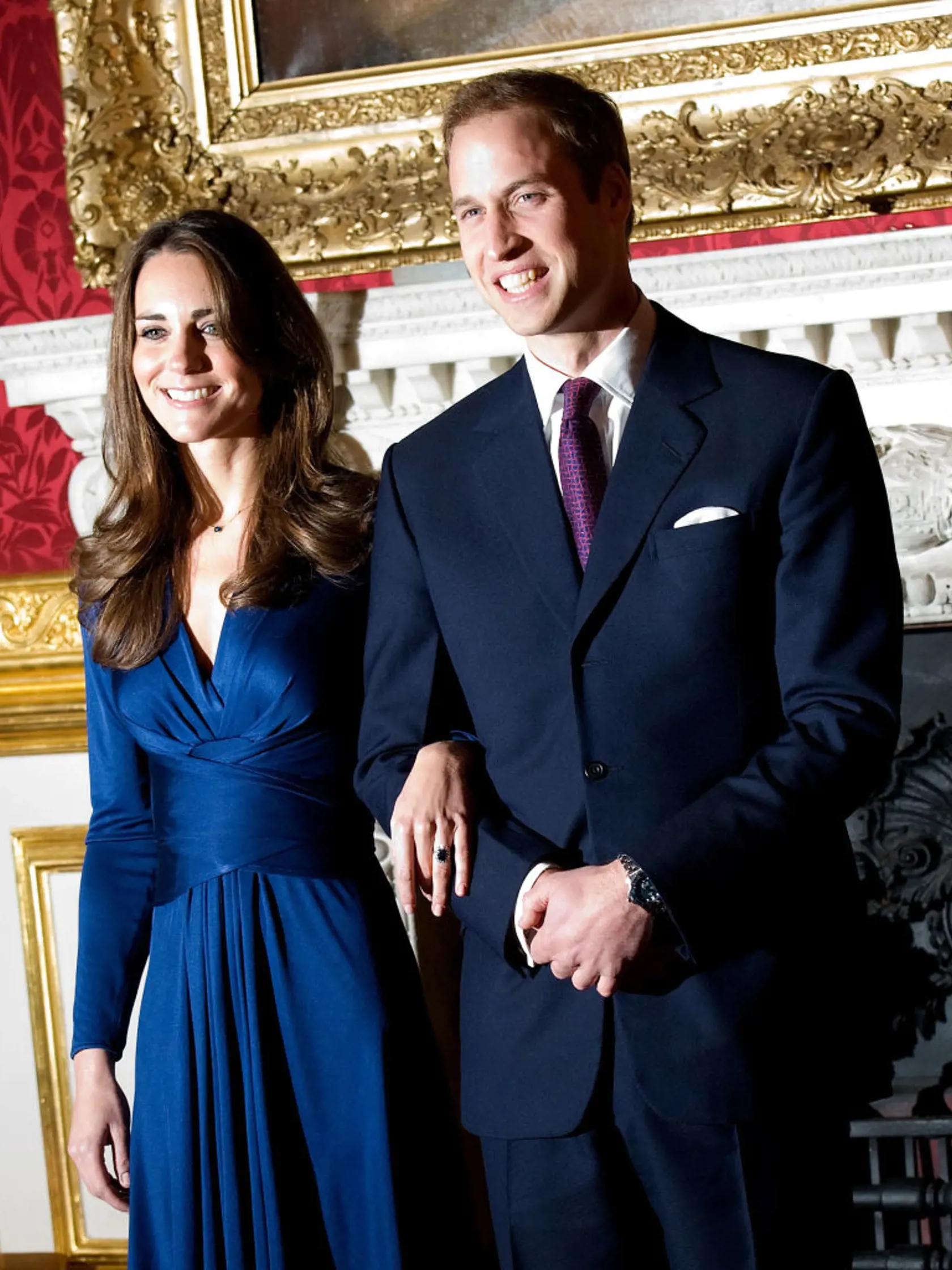 Kate a William v roku 2010 pri oznámení zásnub.
