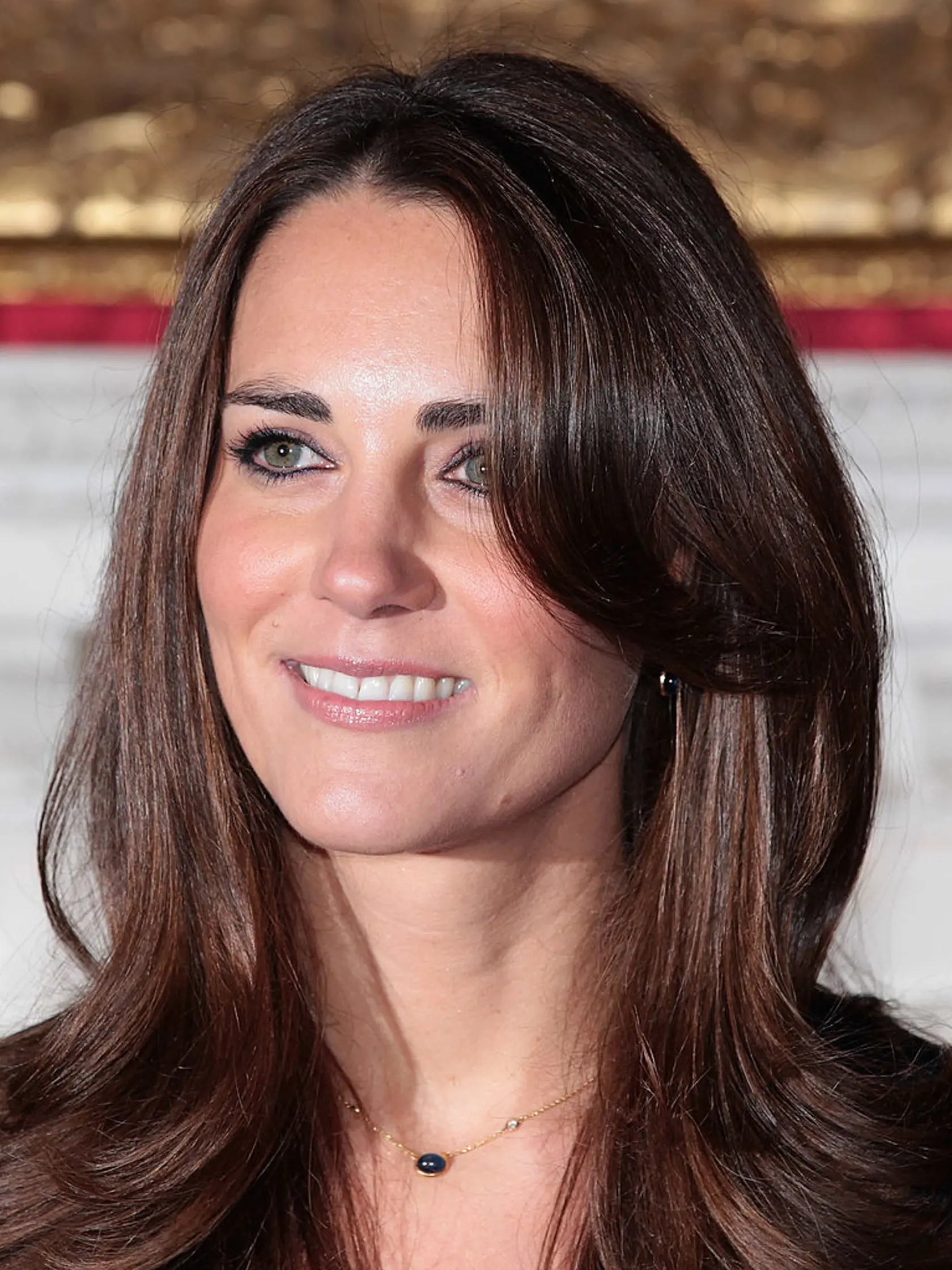 Kate a William v roku 2010 pri oznámení zásnub.
