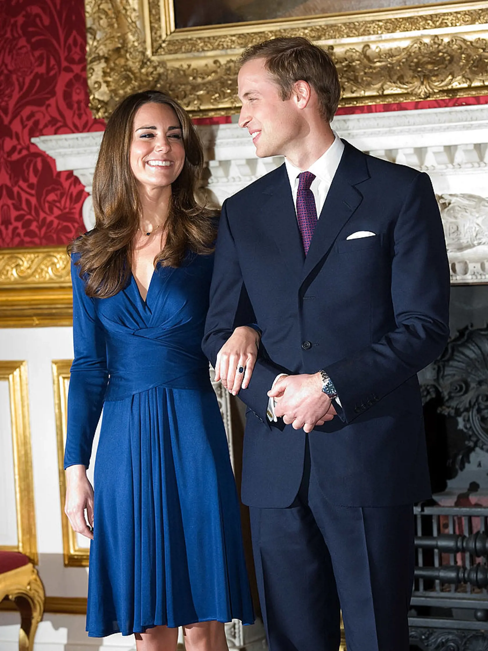 Kate a William v roku 2010 pri oznámení zásnub.