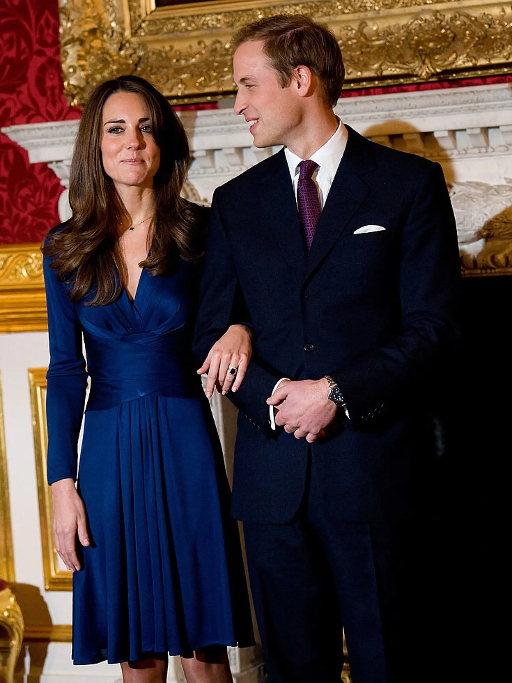 Kate a William v roku 2010 pri oznámení zásnub.