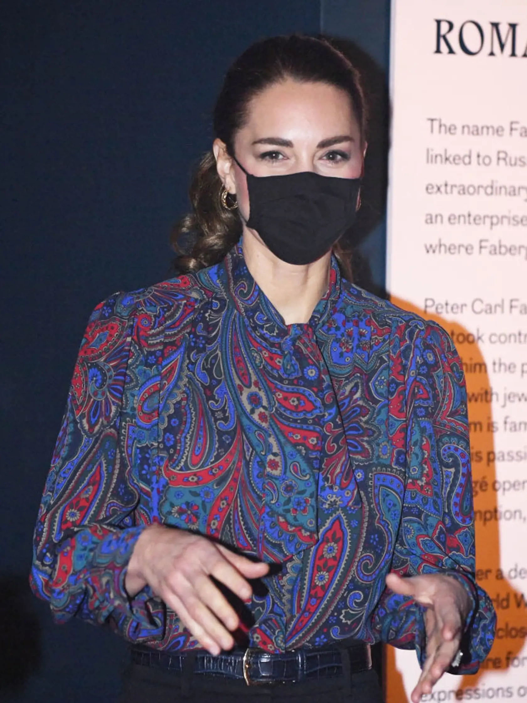 Vojvodkyňa Kate zavítala do londýnskeho múzea na výstavu s názvom Fabergé. Elegantné šaty tentoraz vymenila za outfit, v ktorom vyzerala, ako by sa vrátila v čase.