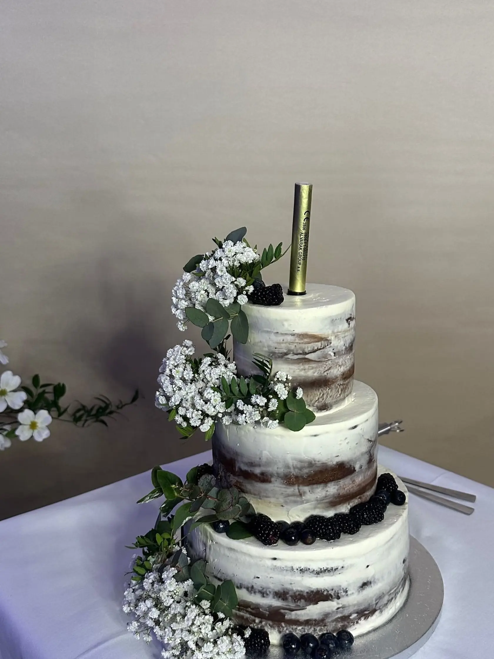 Veľkolepá oslava 70-ky Aleny Heribanovej sa konala symbolicky na Kamzíku v televíznej veži. Na snímke torta pre jubilantku. 