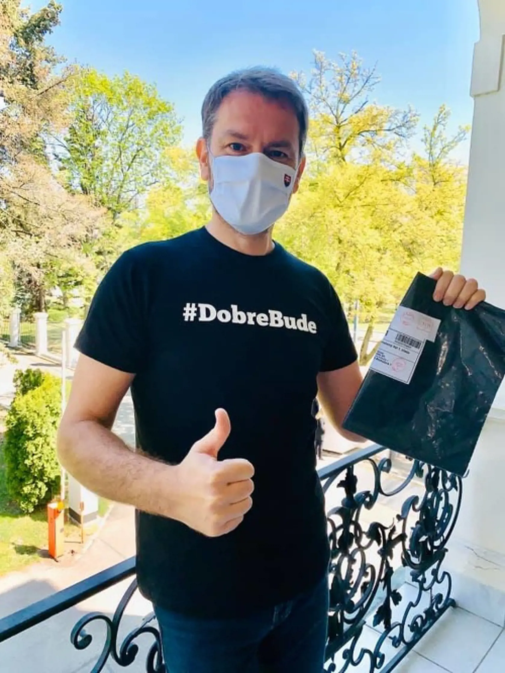V nosení vtipných tričiek nezaostáva ani expremiér Igor Matovič. Na sociálnej sieti sa pochválil darčekom, ktorý mu poslali jeho priaznivci. Ide o tričko, kde svieti jeho preslávené heslo, ktoré povedal po podaní svojej demisie: "Nebojte sa, dobre bude."