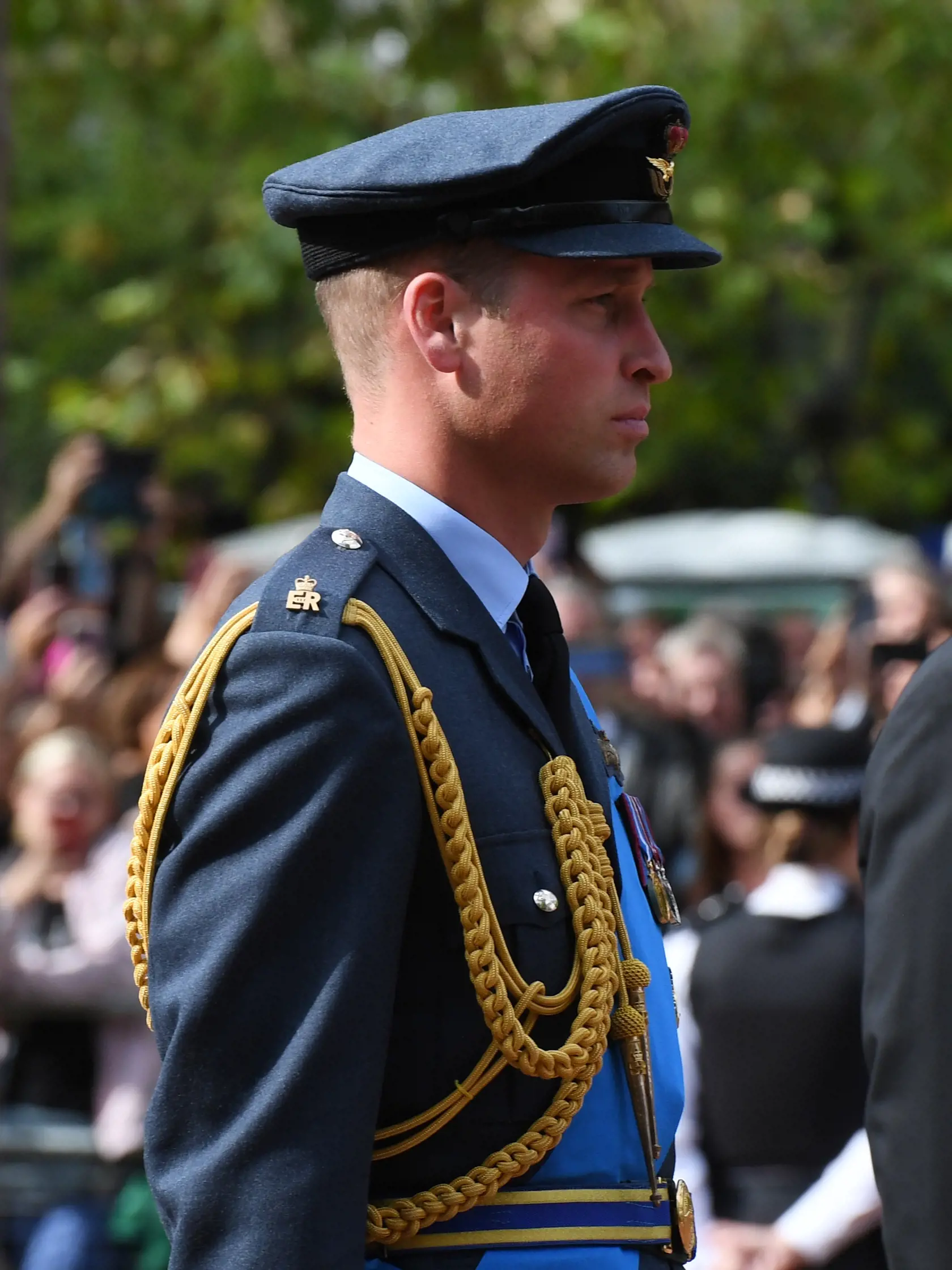 Princ Harry a princ William kráčajú za rakvou svojej babky.