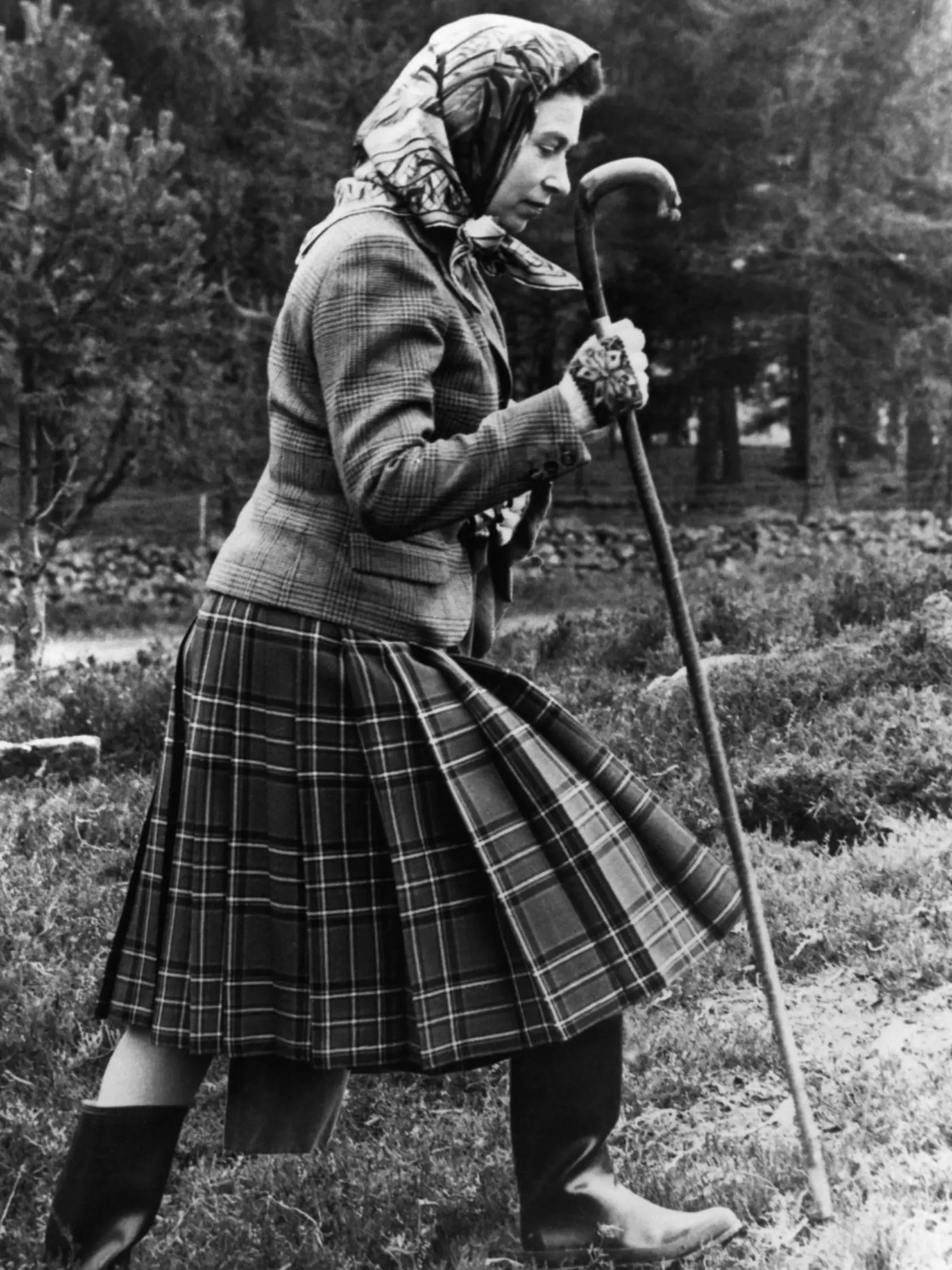 Na jednej z najikonickejších fotografií z roku 1967 ju vidno oblečenú v tradičnom károvanom kilte a tvídovom saku, na nohách má čierne gumené čižmy a v ruke vychádzkovú palicu. „Ona bola najšťastnejšia v tvídovej sukni, vo svetri a v šatke, keď si dala čižmy a išla von so psami či jazdiť na koni,“ dopĺňa Holubová.
