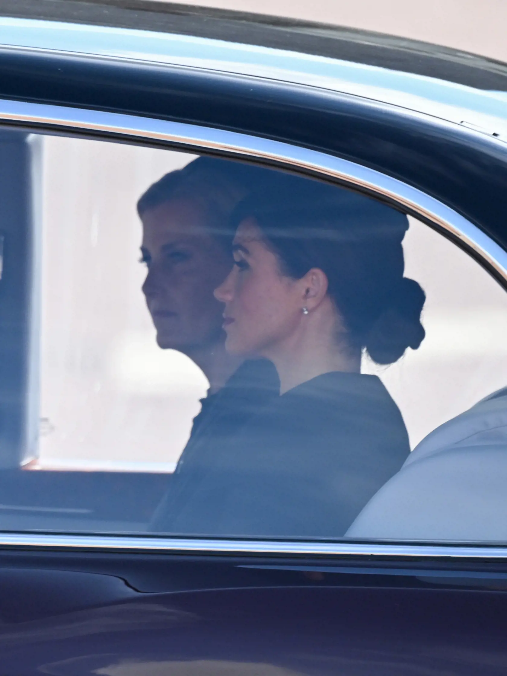 Vojvodkyňa zo Sussexu a vojvodkyňa z Wessexu na ceste do Westminster Hall.