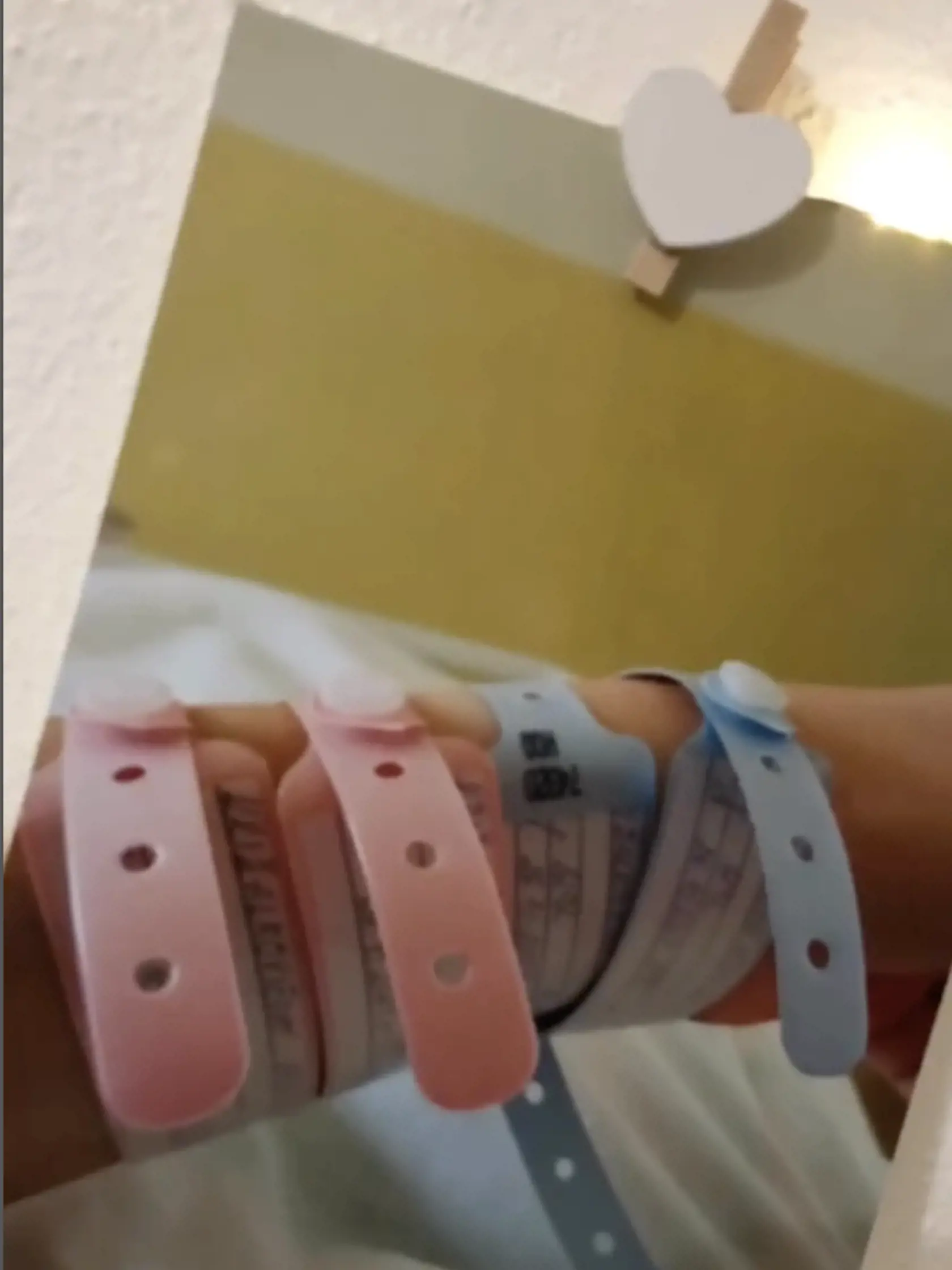 Veronika dostala v pôrodnici štyri náramky.
